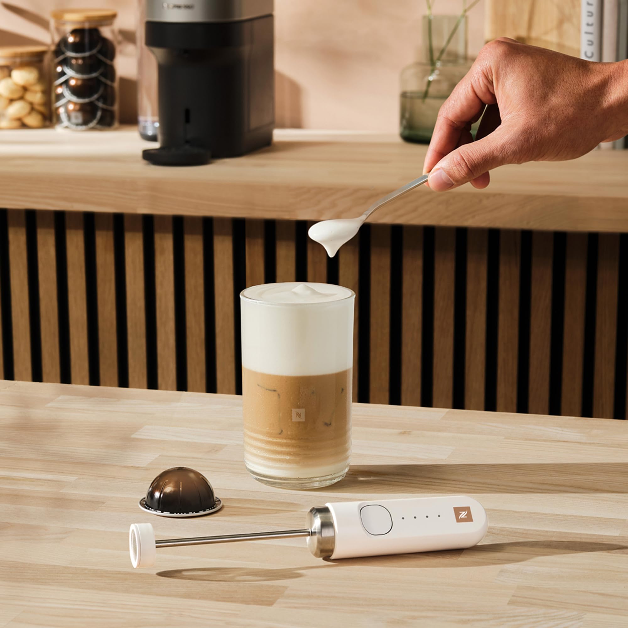 NESPRESSO NanoFoamer Stab-Milchaufschäumer Weiß | Wiederaufladbarer Stabmixer aus Edelstahl, USB‑C Akku & 2 Geschwindigkeitsstufen, für Latte, Cappuccino & Matcha