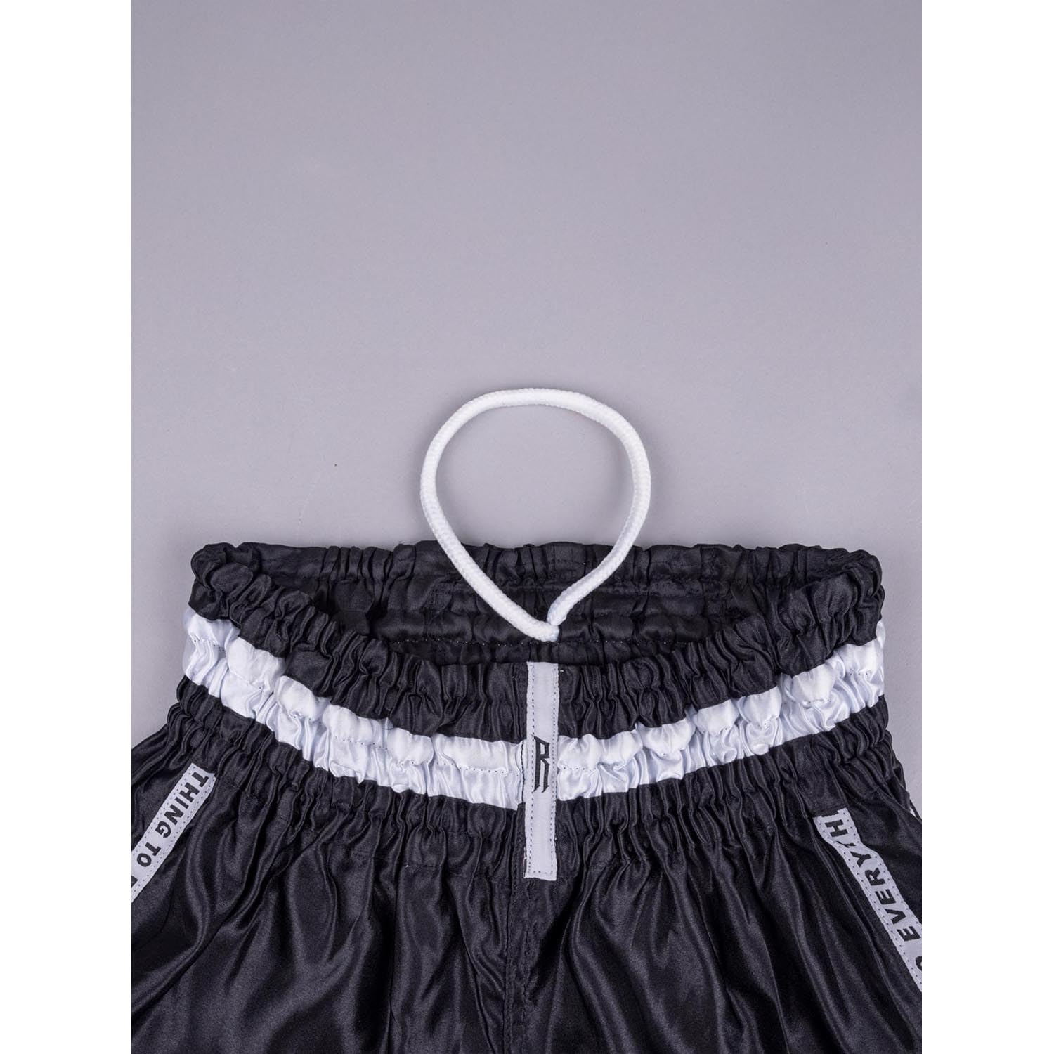 Muay Thai Shorts, Label, Schwarz, Kickboxhose für Training & Wettkampf, Thaibox Shorts Satin, Atmungsaktiv, Langlebig, Kampfsporthose für MMA, K1, Boxen, Thai Boxen