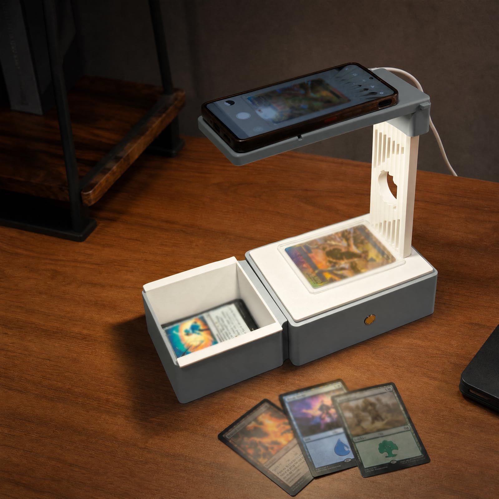 TCG - Estación de escáner de tarjetas con luz LED ajustable, bandeja de clasificación magnética y soporte para teléfono, escáner de tarjetas coleccionables para tarjetas con mangas y sin manga