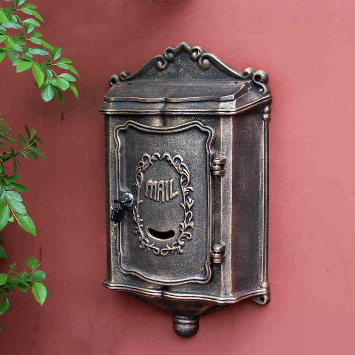 Der Retro-Briefkasten im europäischen Stil wird an der Außenwand des Villa-Briefkastens aufgehängt.