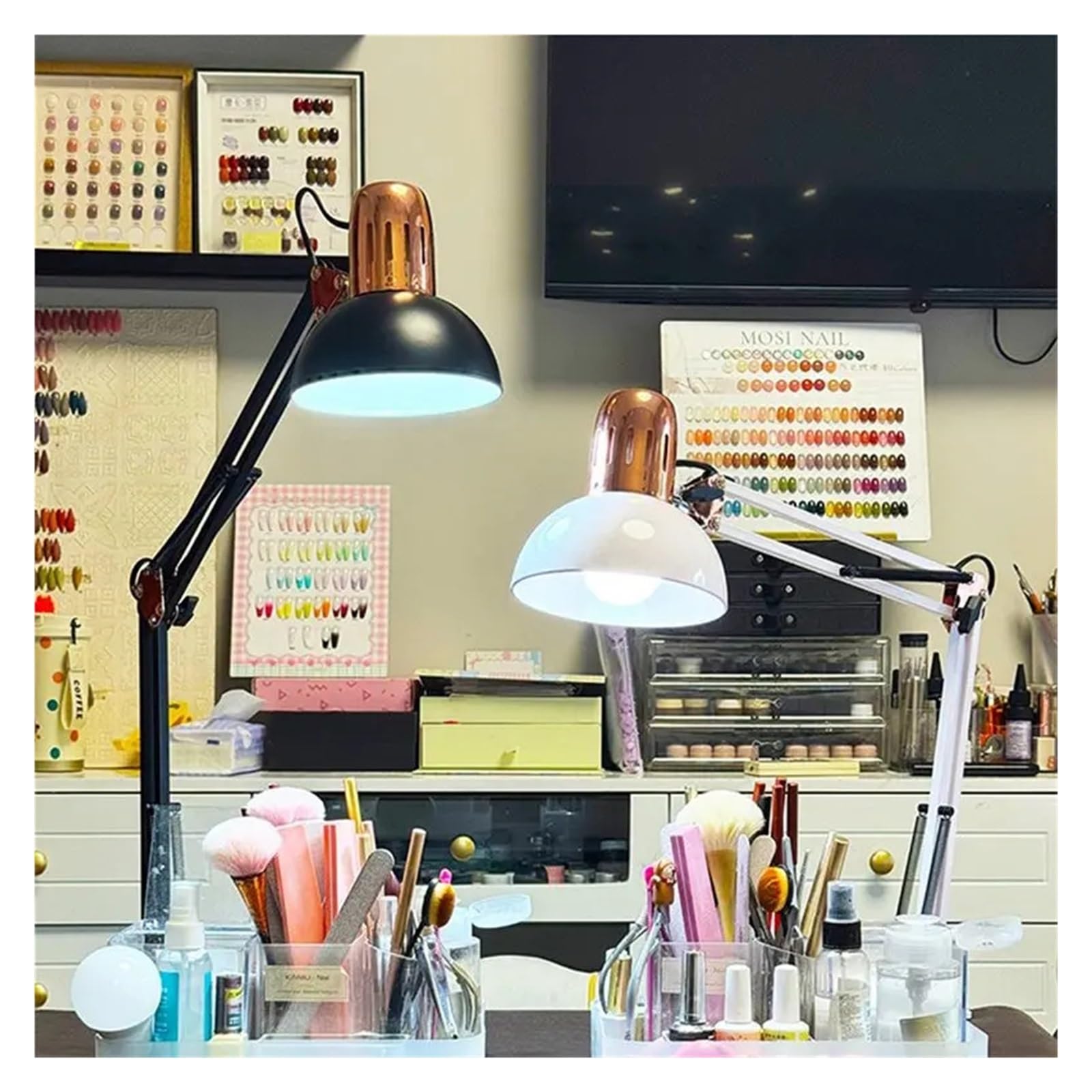 La lampe de bureau LED à pince à bras pivotant moderne prend en charge