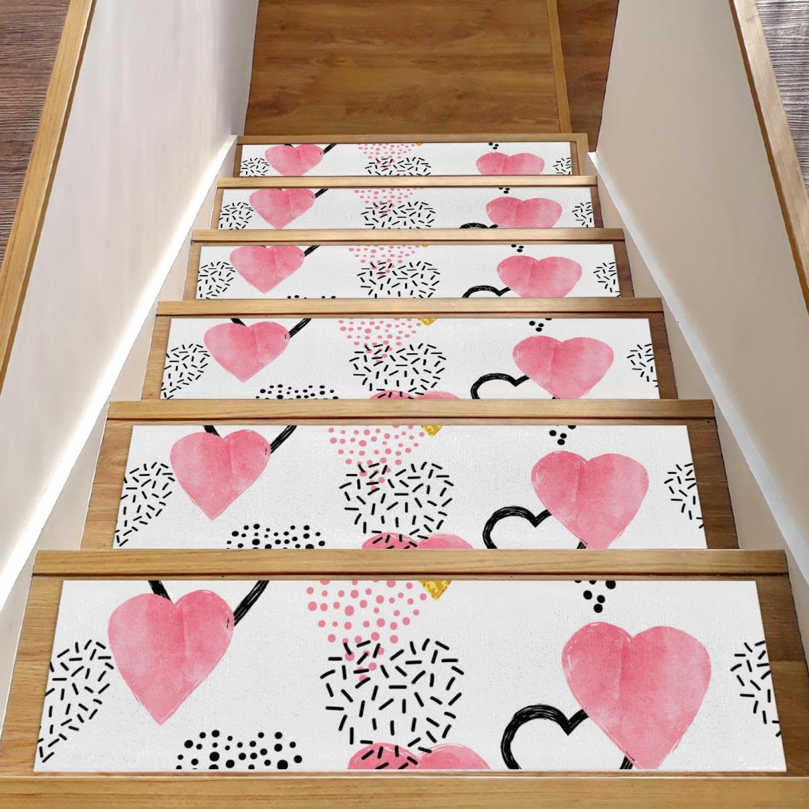 Peldaños de escalera de madera antideslizantes que solucionan caídas con alfombras de corazones