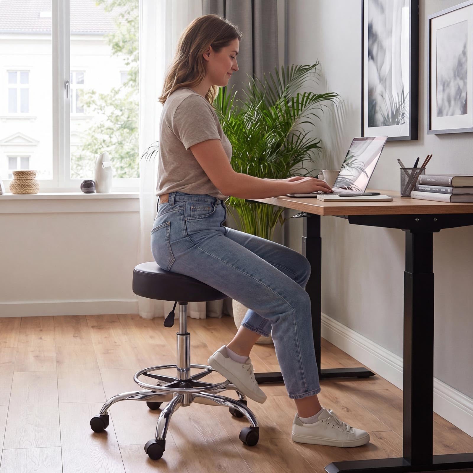VEVOR Taburete Giratorio de Trabajo, Taburete con Ruedas y Reposapiés, Capacidad de Carga de 226,8 kg, Altura Ajustable, Asiento Ergonómico Acolchado y Tapizado, para Oficina Clínica Peluquería, Negro