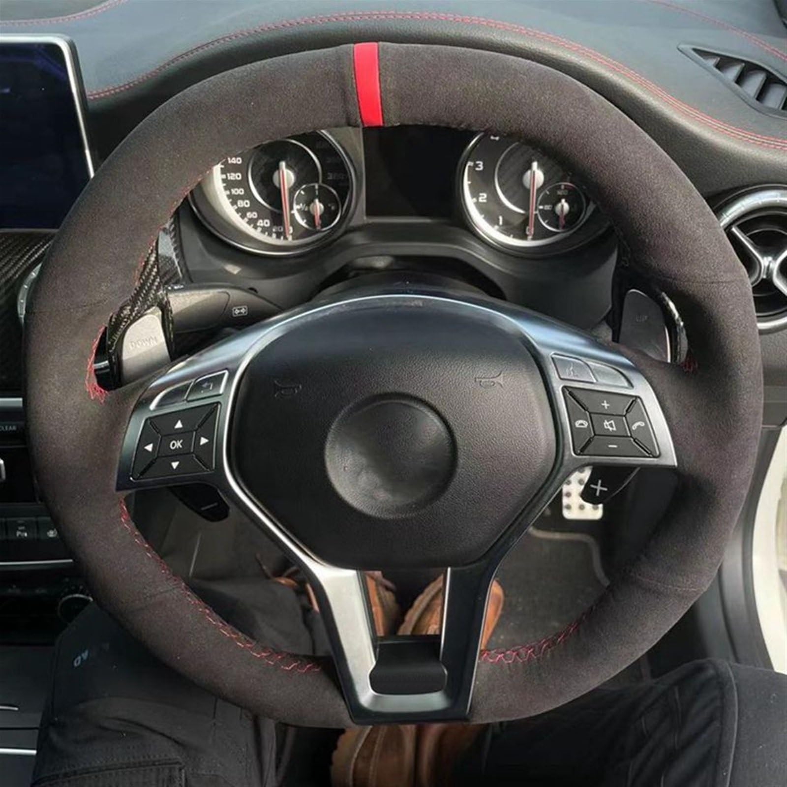 Ochraniacz na kierownicę Zamszowy warkocz Pokrowiec na kierownicę samochodu do Mercedesa do Benz A45 W176 C63 W204 CLA C117 CLS 2011-2016 Akcesoria samochodowe Kolor: Czarna nić