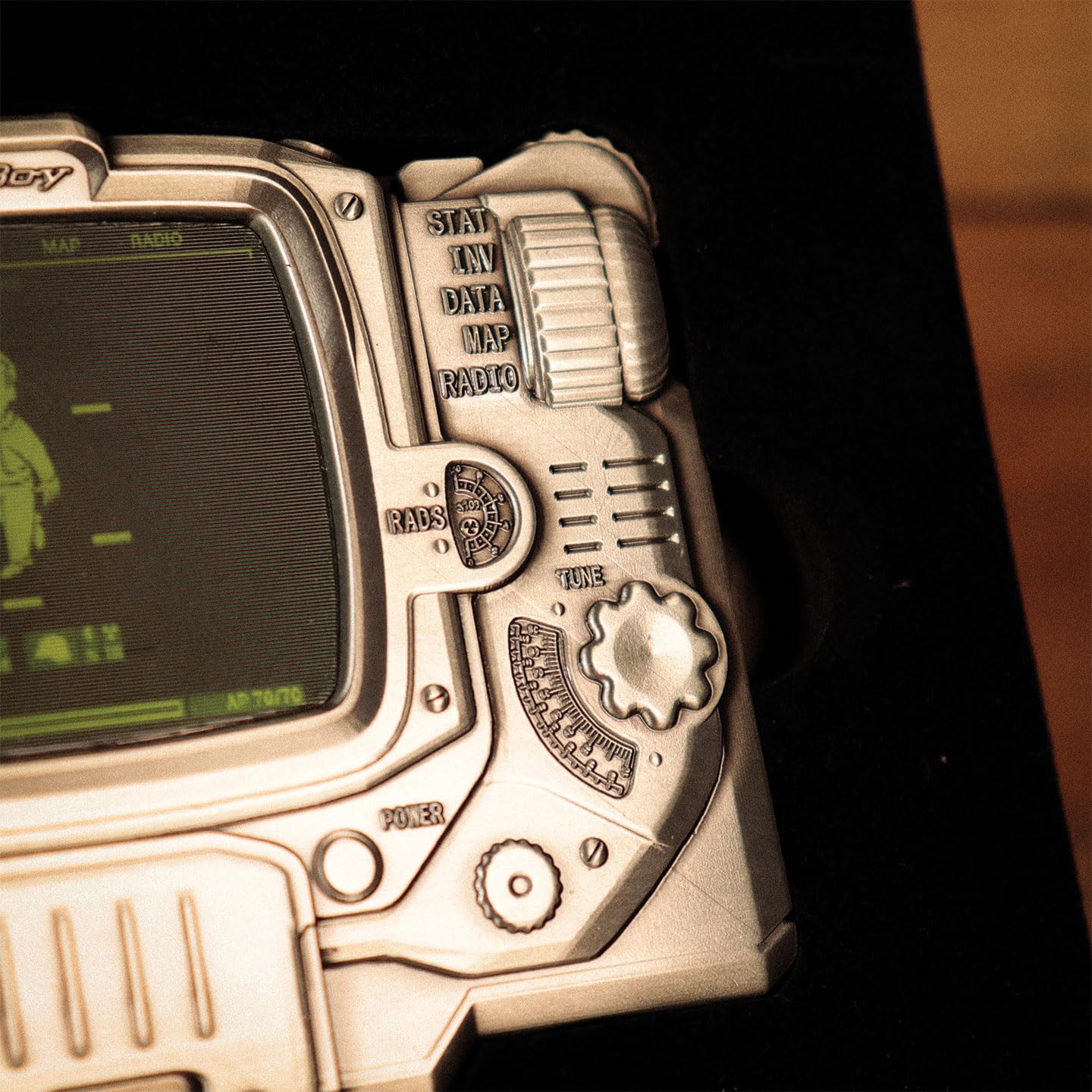 FaNaTtik Fallout Pip-Boy Limitowana edycja soczewkowa sztabka – specjalny numerowany metalowy przedmiot kolekcjonerski Vault-Tec – oficjalnie licencjonowany (5000 na całym świecie)