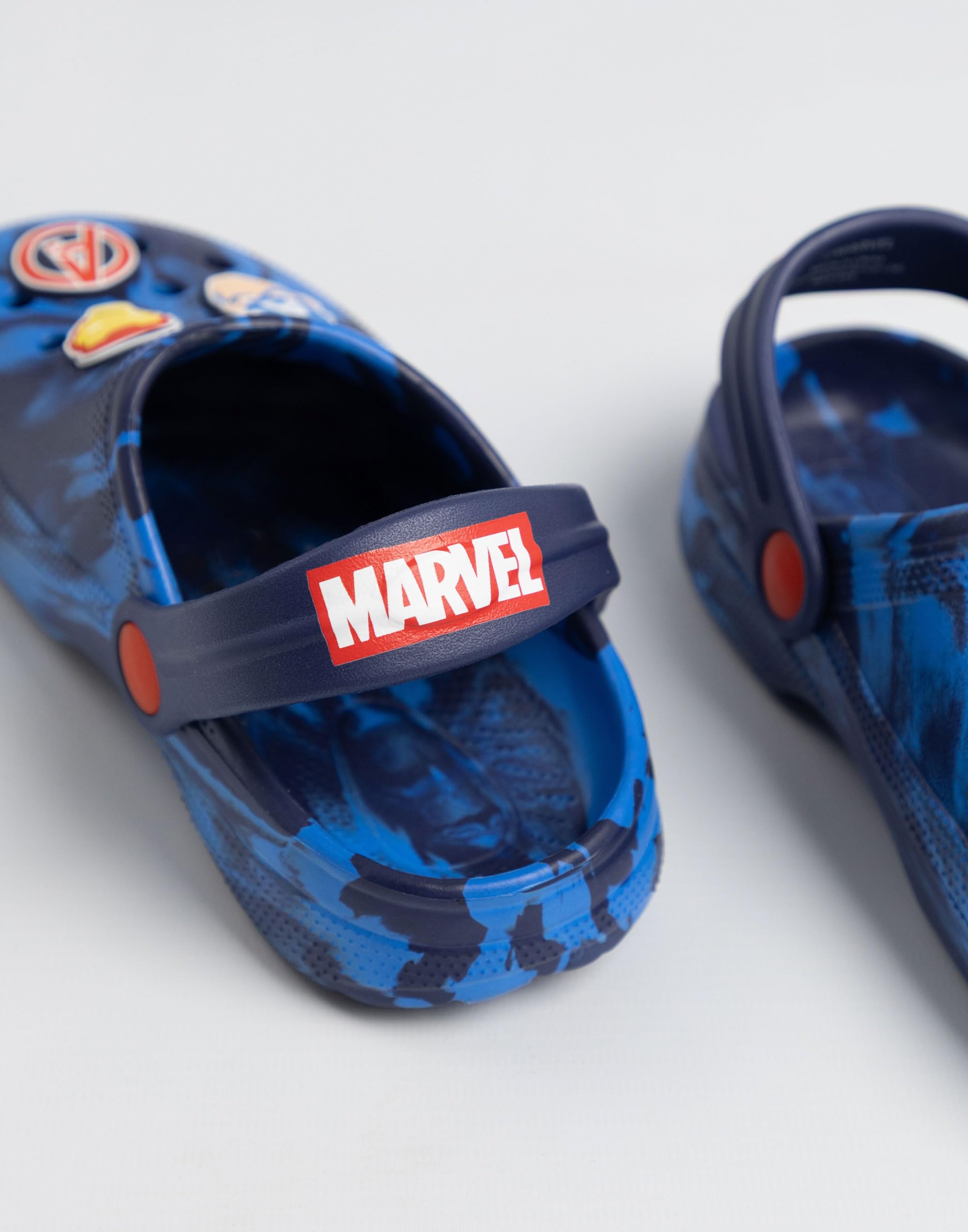 Marvel Sabots Bleus Avengers pour garçons | Iron Man, Captain America, Hulk et Thor (Plusieurs Personnages) | Trous d'aération, Bride au Talon et Breloques décoratives | Produits dérivés