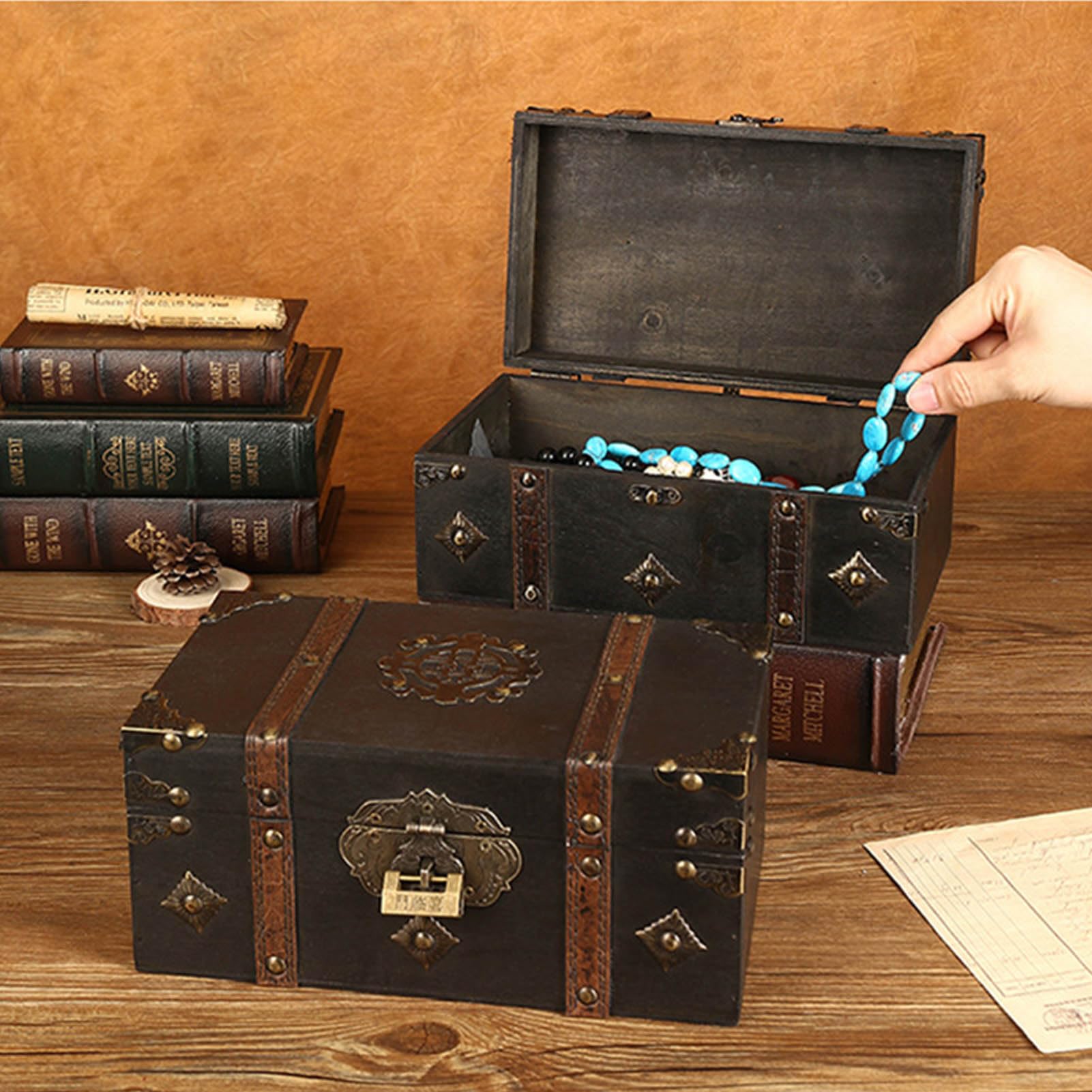 Coffre de rangement de voyage français du 18ème siècle en bois et fer d'hide signé La Forest En