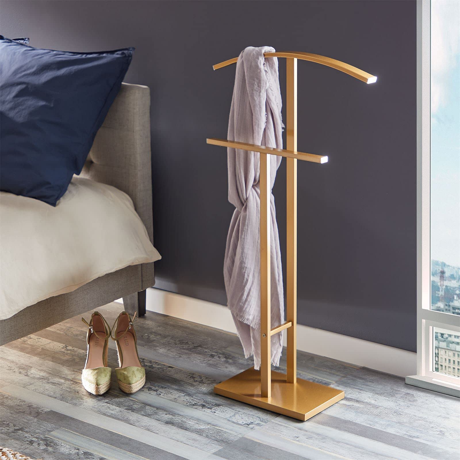 IDIMEX Valet de Chambre Scott chevalet de Nuit avec Un Cintre pour Veste et Un Portant pour Pantalon et Autres vêtements, Socle rectangulaire et Tubes en métal laqué Or