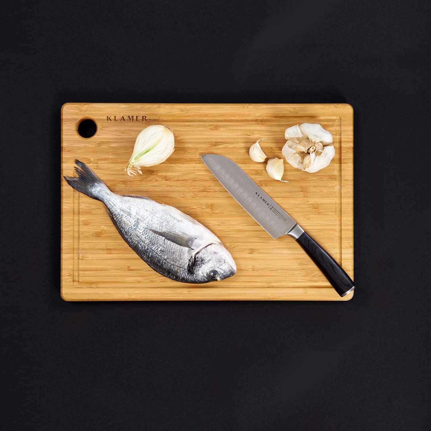 KLAMER Santoku Damastmesser 18 cm – Kochmesser aus 67 Lagen japanischem Damaszener Stahl (61 HRC), ultrascharf mit 13 Grad Schnittwinkel, Kullenschliff, ergonomischer Pakkaholzgriff, Premium Messe