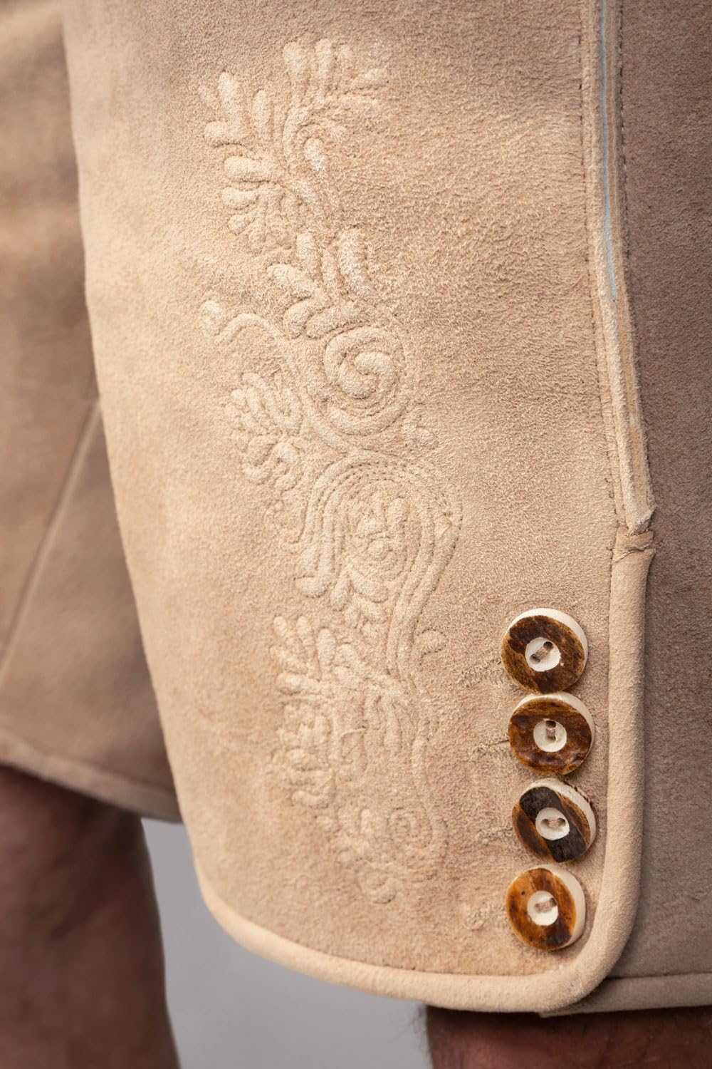Edelnice Trachtenmode Kurze Wildbock Lederhose Balthasar hell beige mit Stickerei