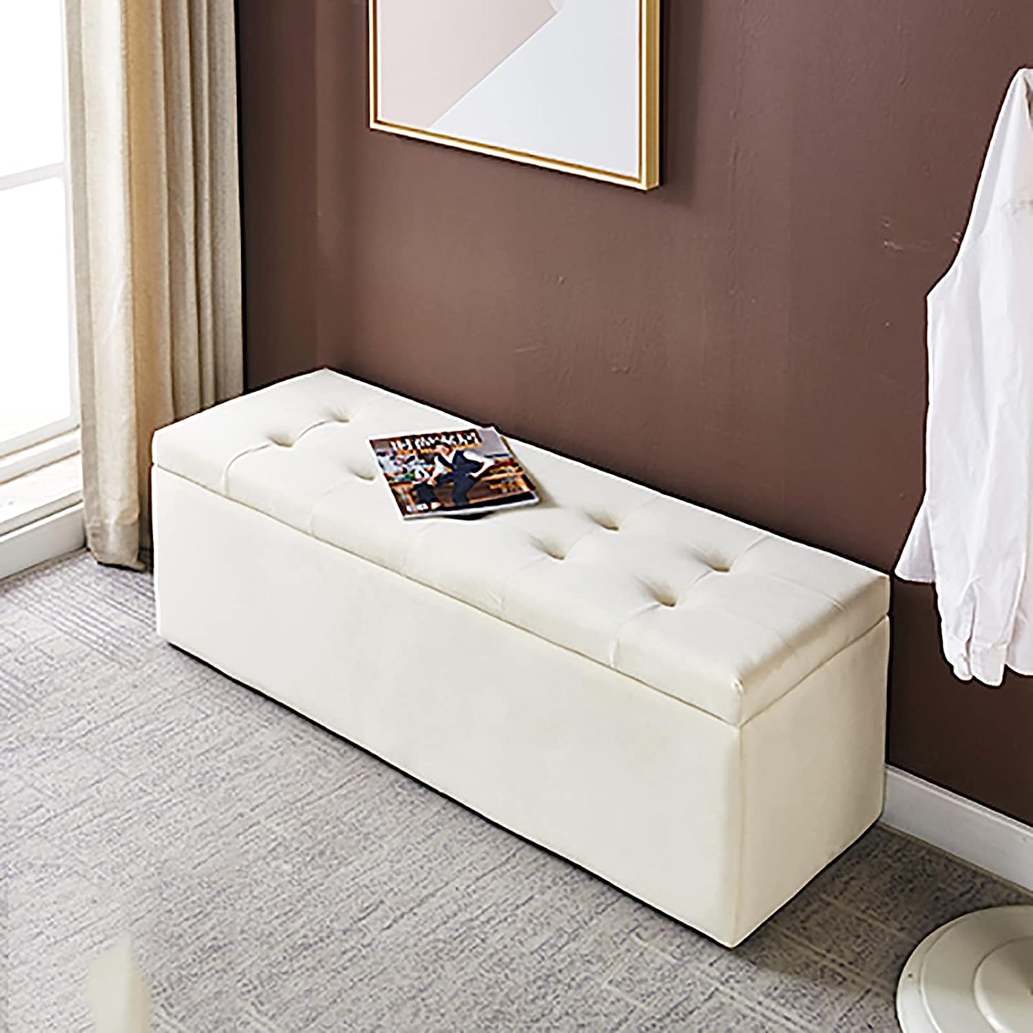 Banc de repos confortable blanc au design moderne et finitions soignées