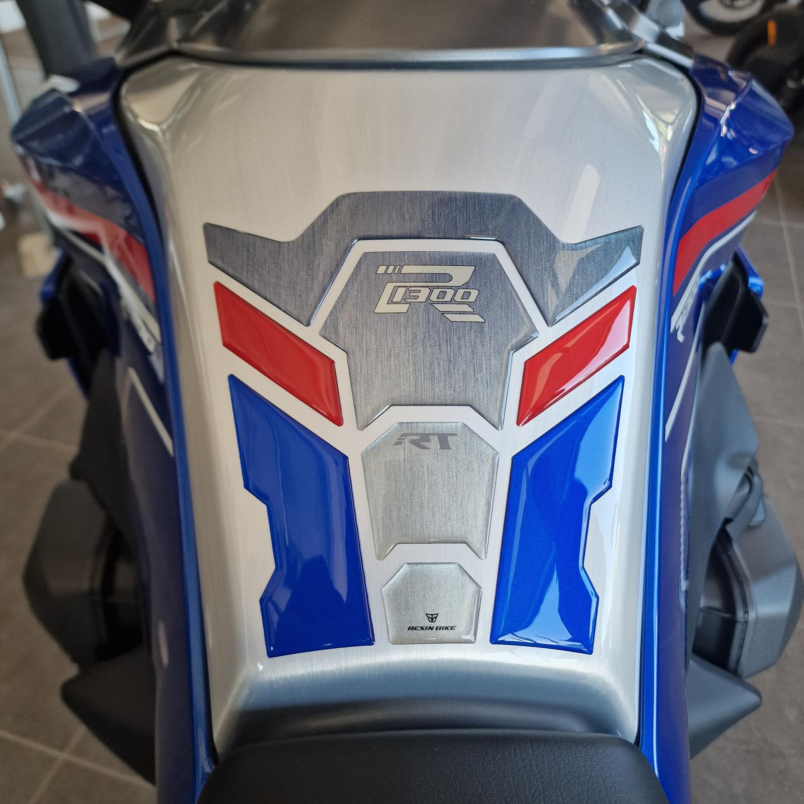 Resin Bike Autocollant Moto Compatibles avec BMW R 1300 RT 2025-2026 Impulse. Protection Grip de Réservoir Moto Contre Les Chocs et Les Éraflures. Autocollant 3D Résinés Made in Italy