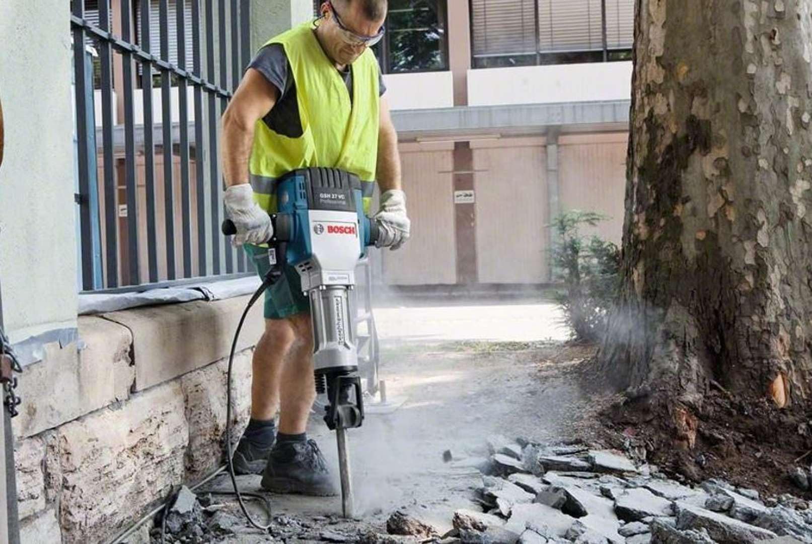 Bosch Professional: młot udarowy GSH 27 VC (moc znamionowa 2 000 W, maks. energia udaru 62 J, liczba udarów przy nominalnej prędkości obrotowej 1 000 min–1)