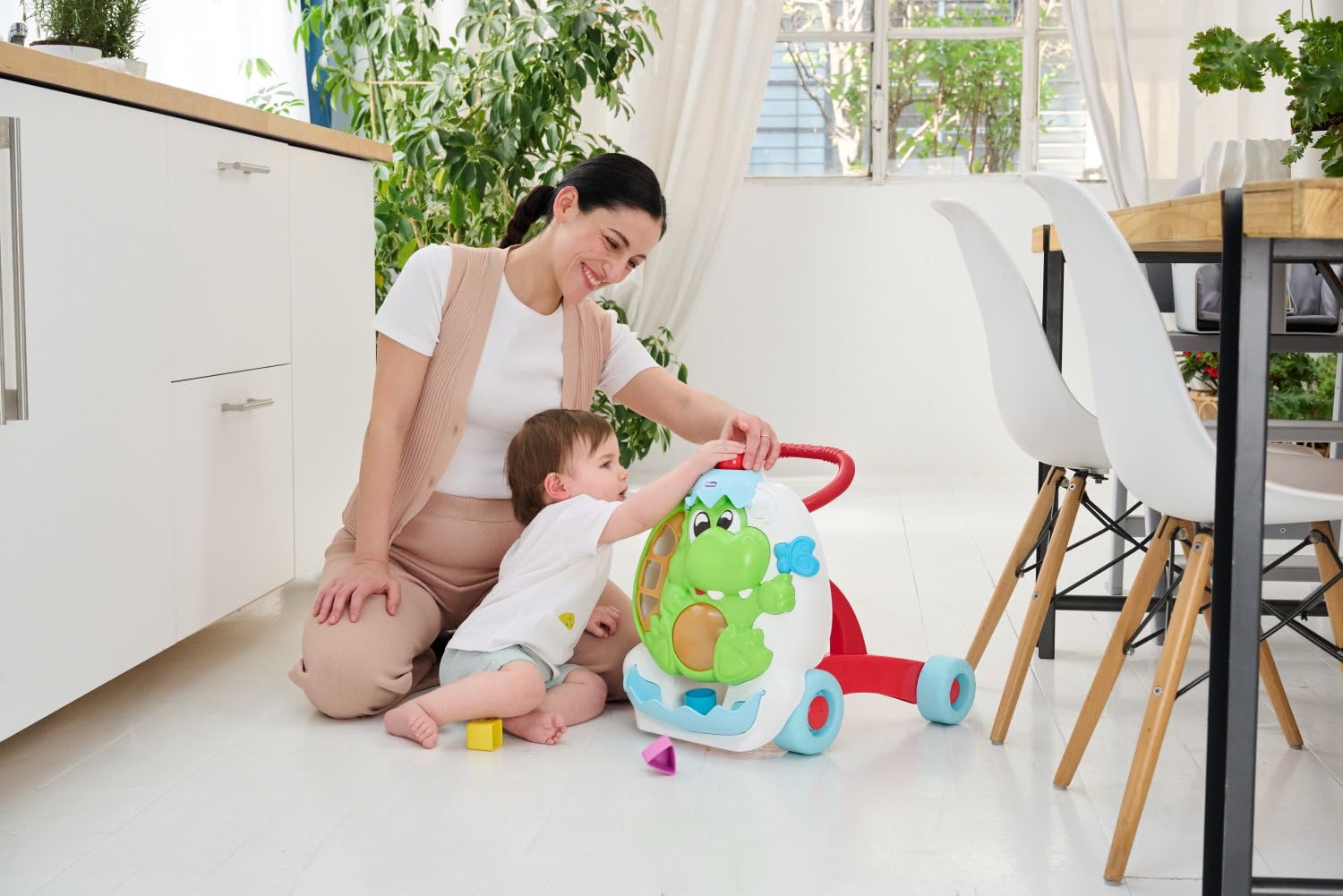 Chicco Gioco Primipassi Dinosauro, 2in1 Evolutivo, Girello e Centro attività Elettronico, 2 Palline, 3 Formine, Luci e Suoni, Parti in Plastica Riciclata 80%, Made in Italy, Giochi Bambini 9-24 Mesi