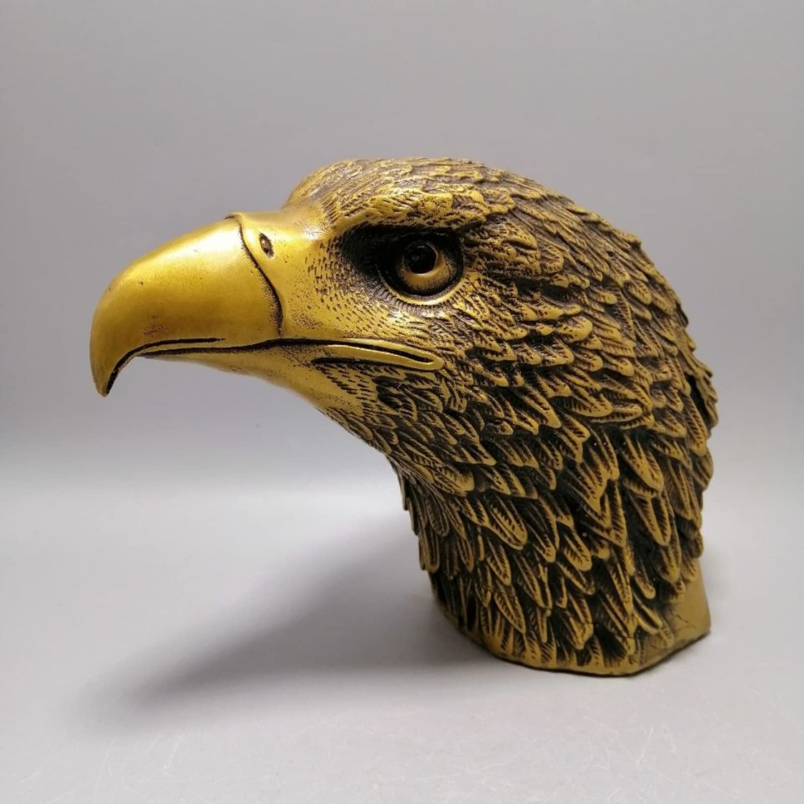 NGDFGR Realistic Brass Eagle Head Sculpture, Bird Eagle Statue Model Crafts Desktop Ornament Bar Home Living Room Garden Bookshelf Wine Cabinet Fengshui Decor Accessories