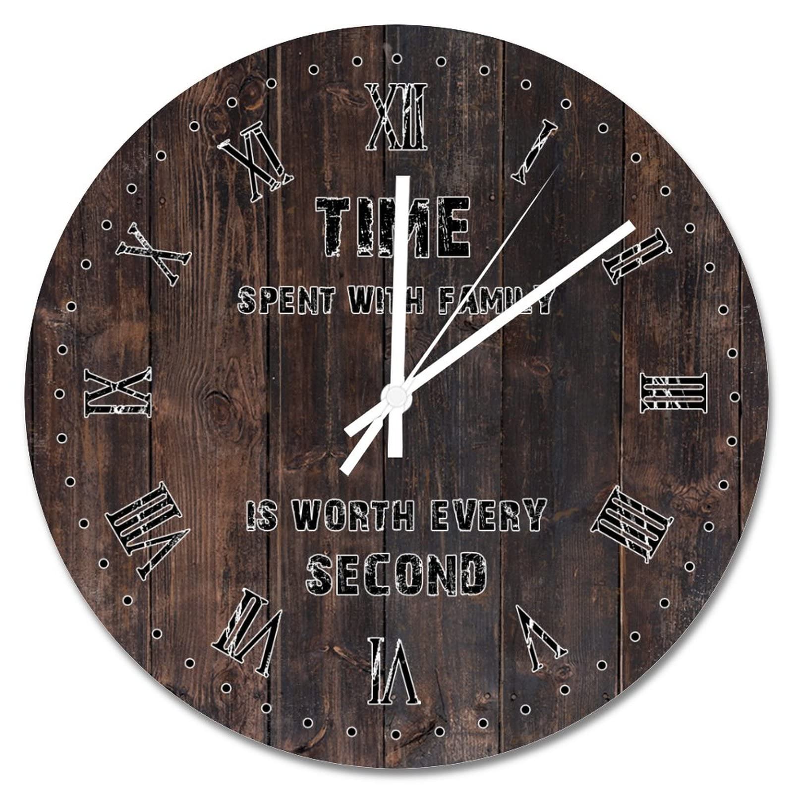 Horloge murale en bois marron gravée pour célébrer les moments en famille
