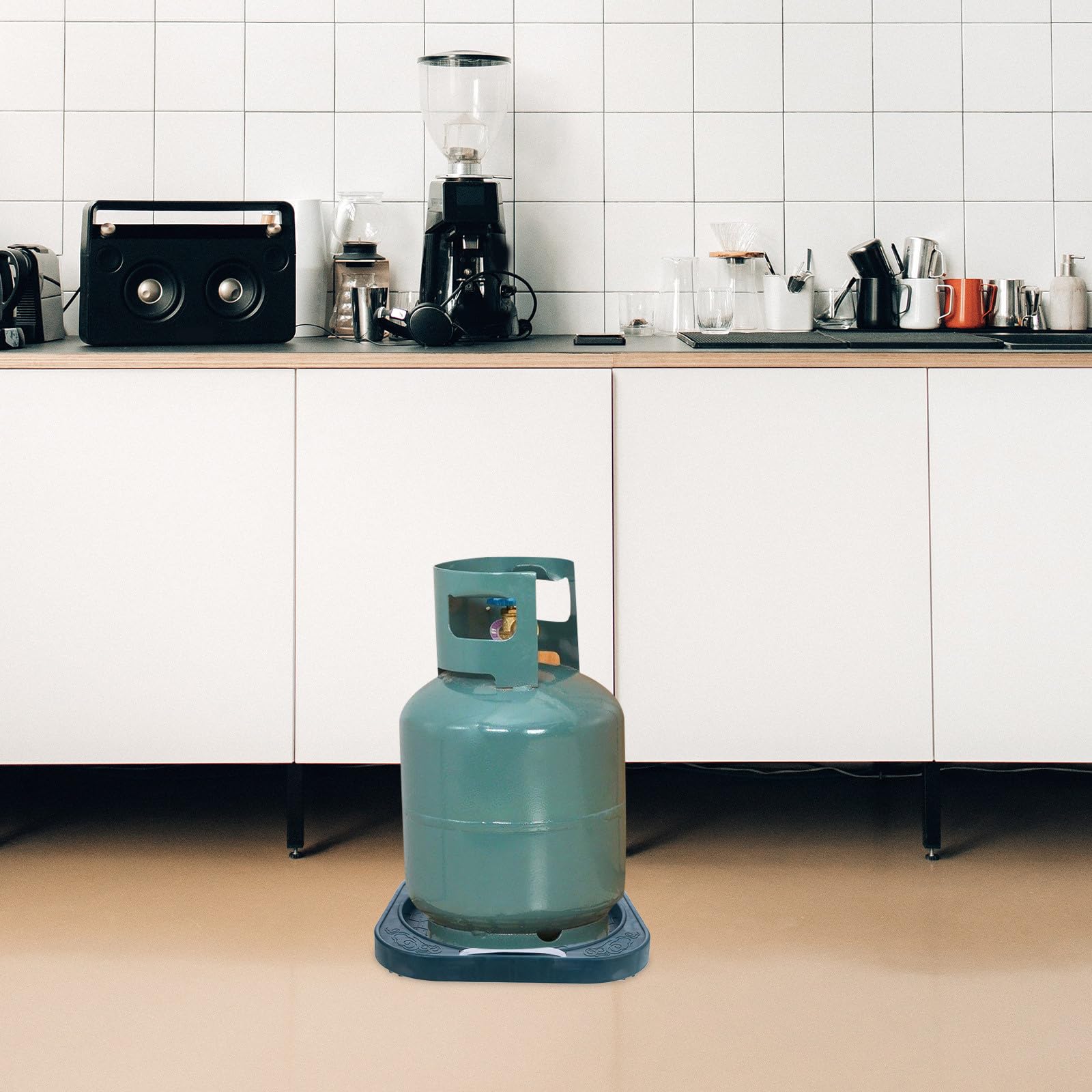 Runder Gastankhalter aus Kunststoff und Edelstahl zum Schutz von Boden und Arbeitsfläche für Familienküchen und Restaurants als Praktische Gasflaschenablage