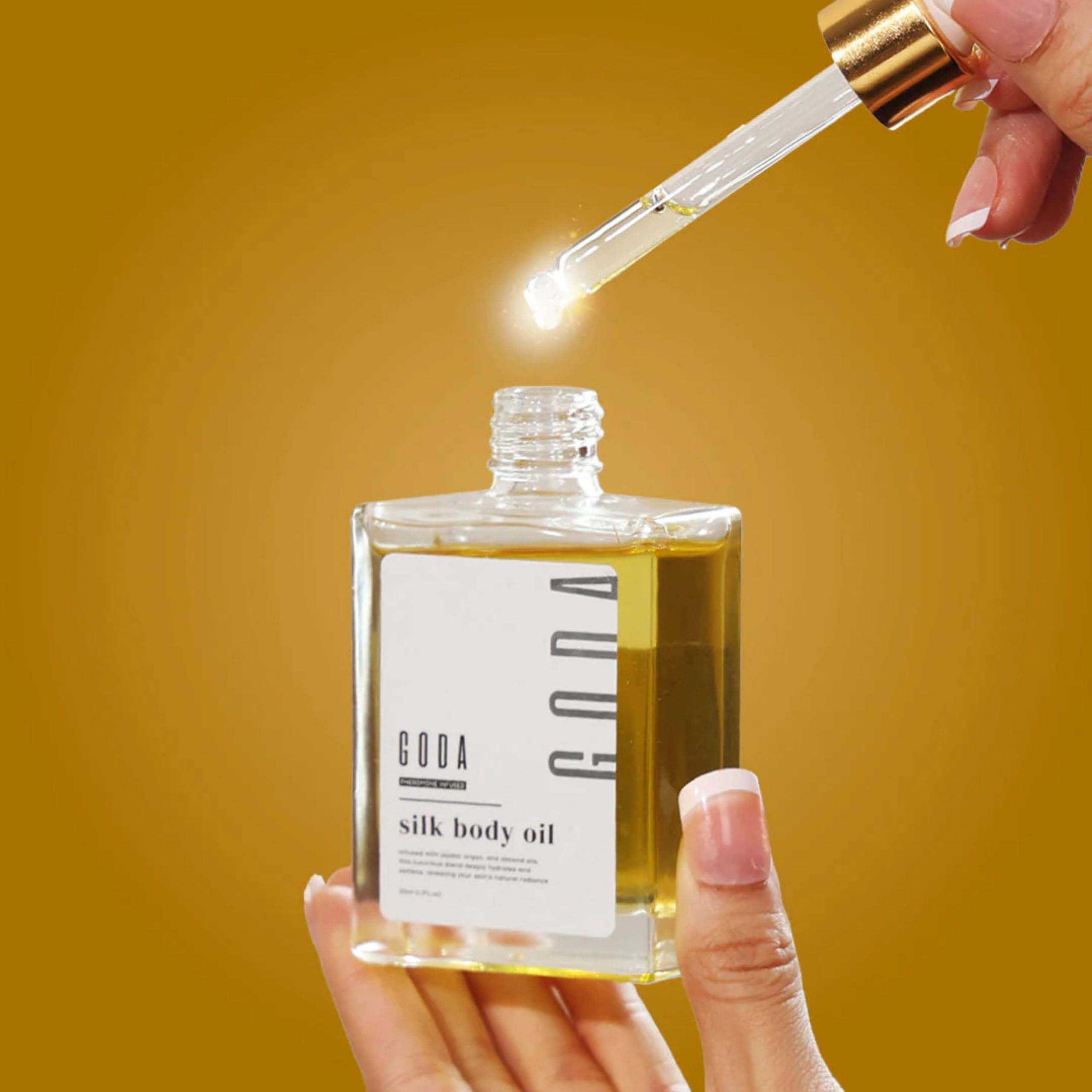 GODA Silk Body Oil 50 ml – Körperöl mit Jojoba Argan Mandelöl – Schnell einziehende Feuchtigkeitspflege für weiche Haut – Glow Effekt Hautpflege für Damen & Herren – Nicht fettend luxuriös pflegend