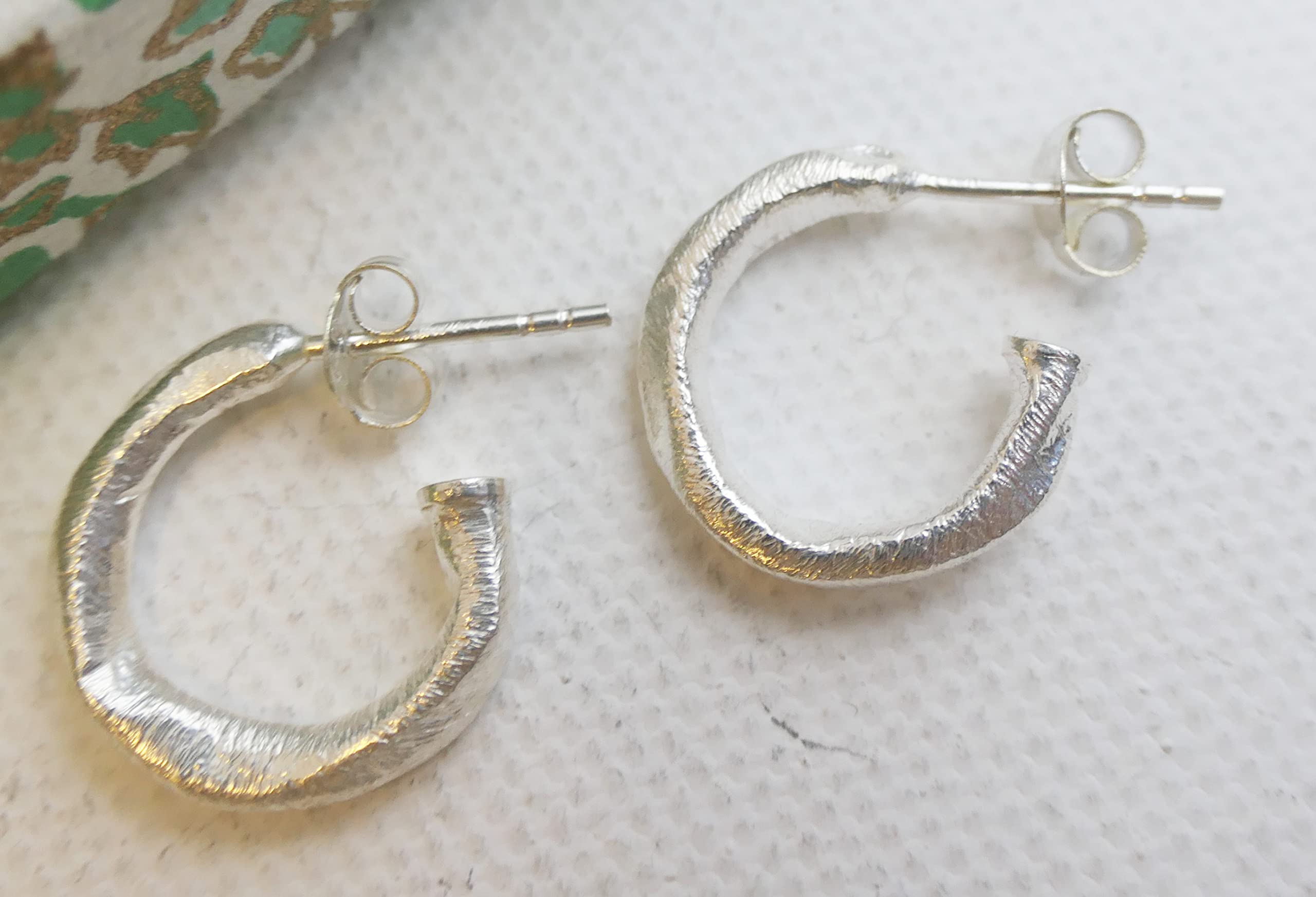 Pendientes de aro mini martillados de plata de ley de 15 mm