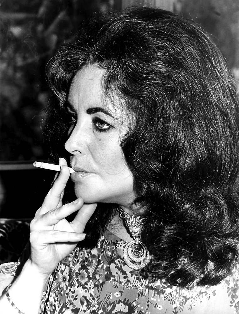 Celebrity Photos Elizabeth Taylor Smoking Photo Print (60.96 x 76.20 cm) Home & Kitchen