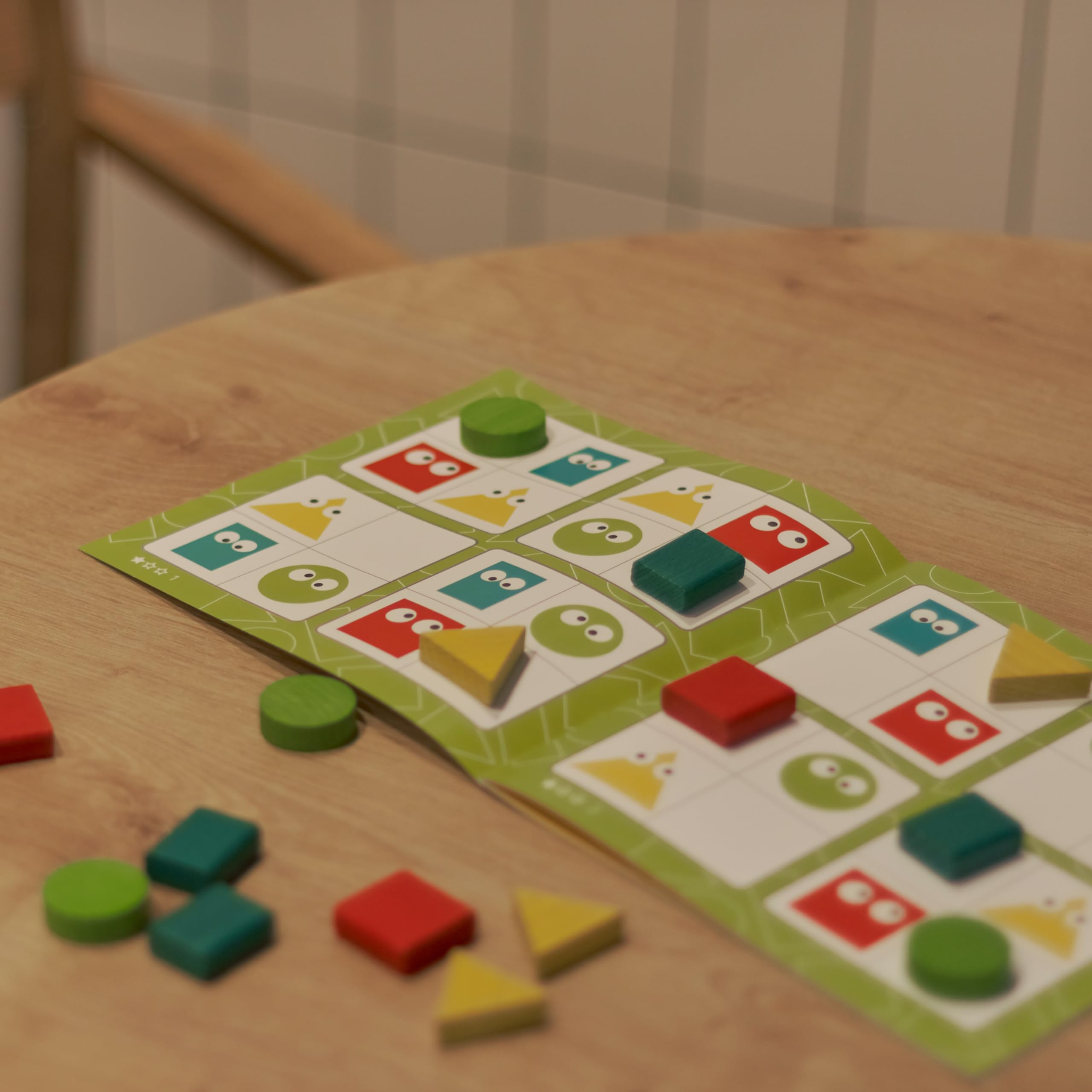 Sudoku Geométrico de Madera – Juguete Educativo con 16 Piezas y 20 Tareas – Estimula la Lógica y la Motricidad Fina – Apto Desde 3 Años