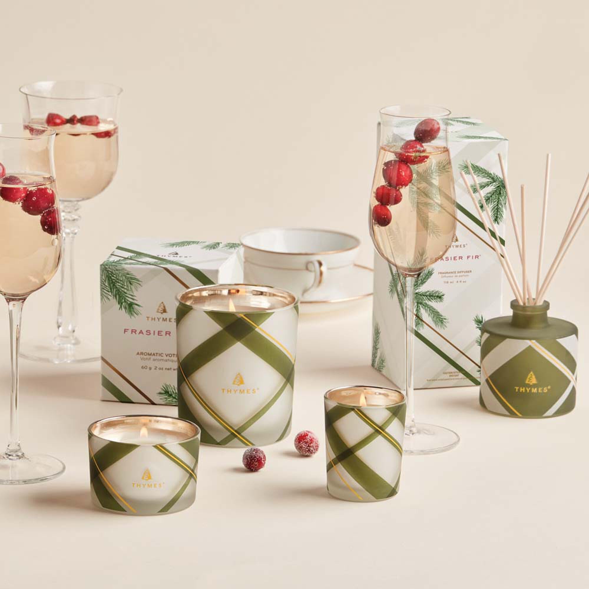 Thymes Frasier Tannenkerze – Frosted Plaid Collection – Grünes & Weißes Glasglas Design – Duftkerzen für Heimdekoration – Noten von knackiger sibirischer Tanne, Zedernholz und Sandelholz (Medium, 284