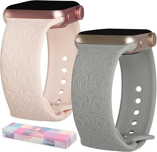 Bandiful Paquete de 2 correas de repuesto con patrón de cubo 3D grabadas deportivas compatibles con Apple Watch Band de 1.496 pulgadas, 1.575