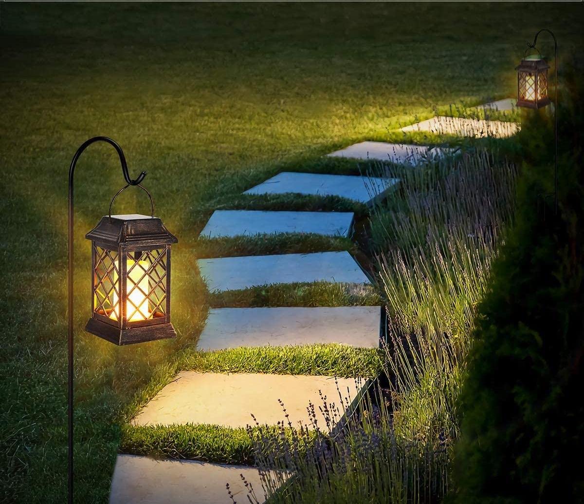 Solarbaby Solar Garten Lichter, Outdoor Laterne Flamme Solar Lichter Metall Hängende Laterne Outdoor wasserdichte Landschaft Beleuchtung für Party, Hof, Gartendekoration (Pack von 2, Bronze)