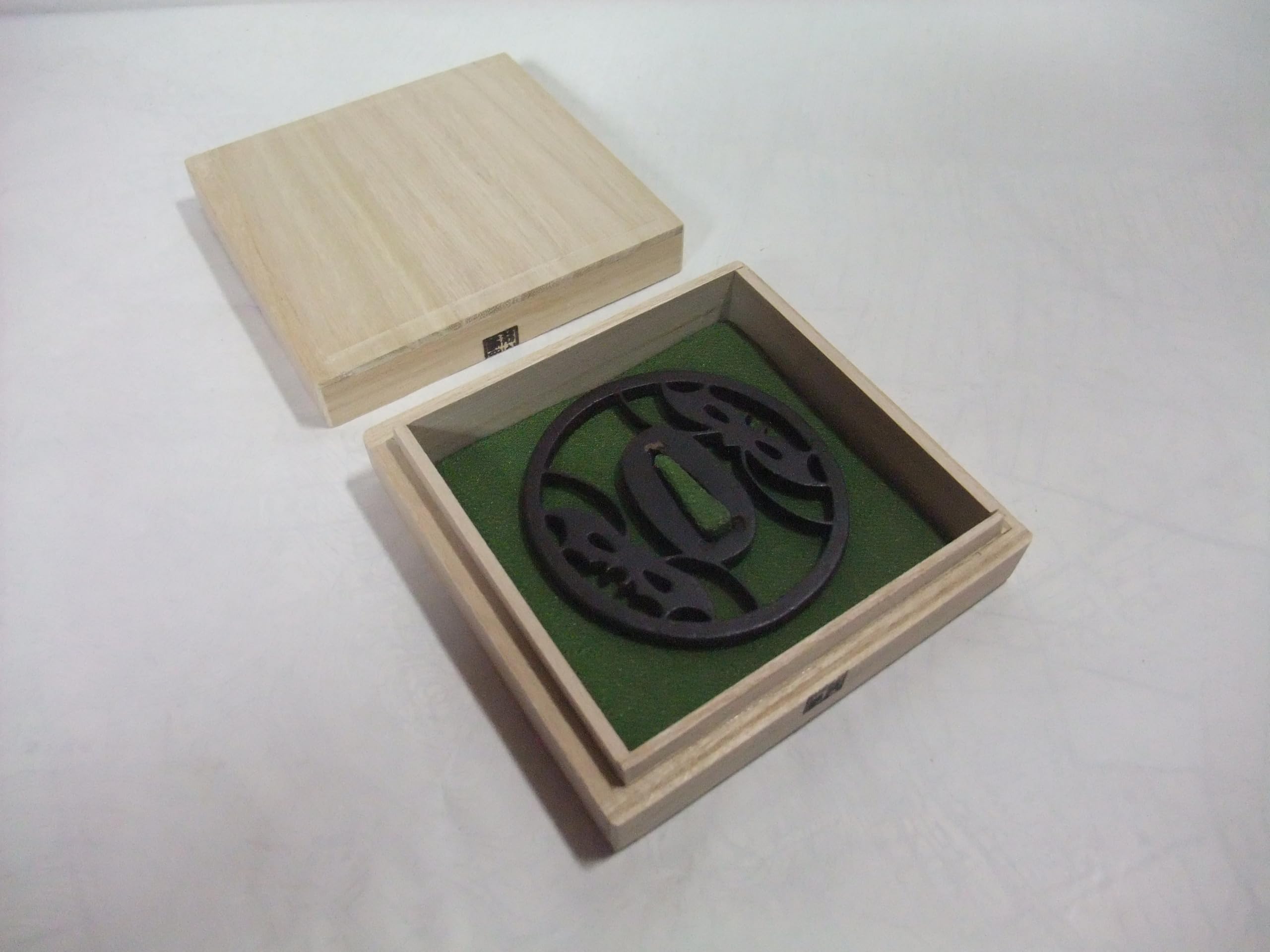 Amazon.co.jp: 鍔箱 緑色 刀装具入れ。 : スポーツ＆アウトドア