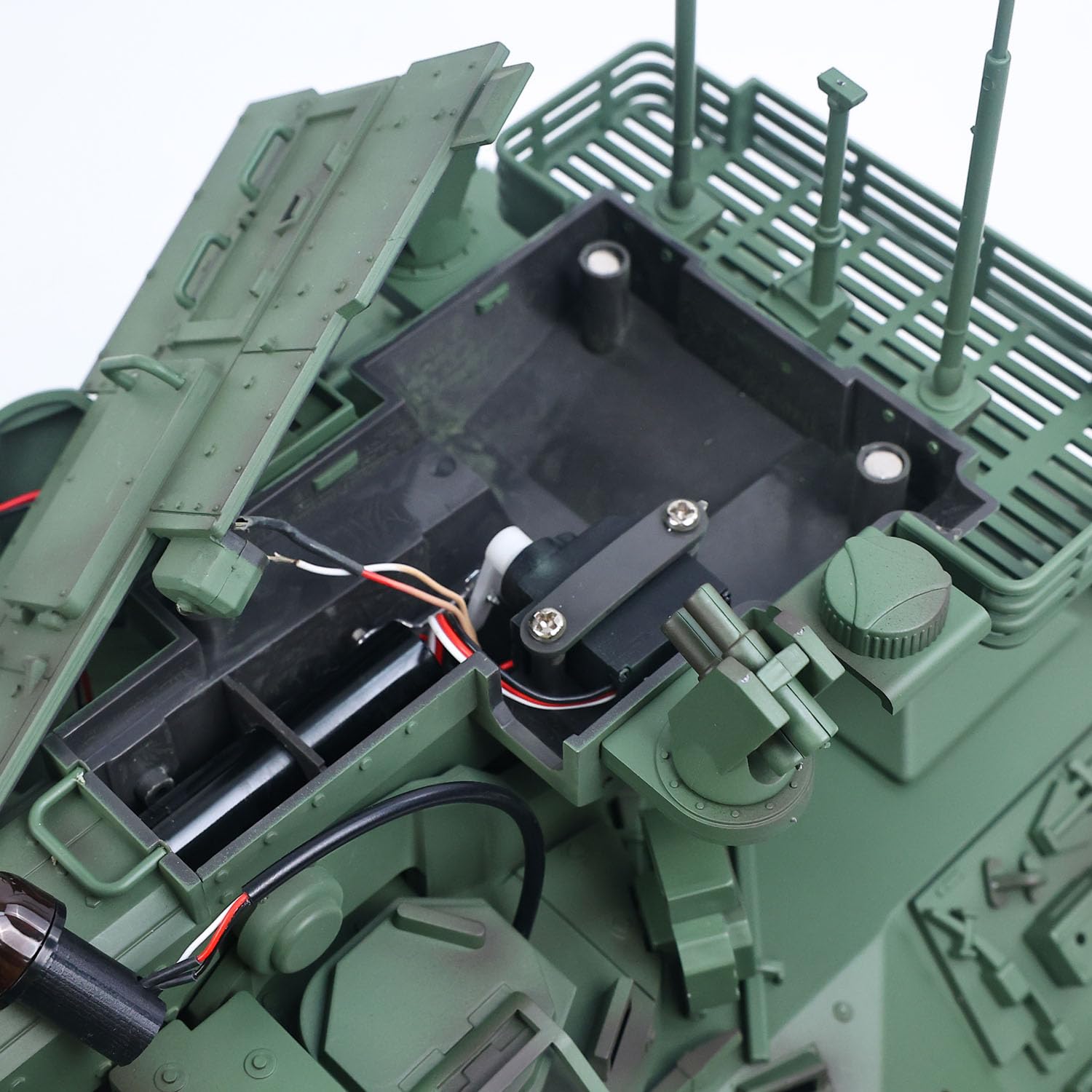 TOUCAN RC HOBBY Tongde 1/16 Fernbedienung Tank Modell M2128 Bradley Infrarot-System 320 Grad Rotation Revolver Licht geräusche Batterie betriebs bereit