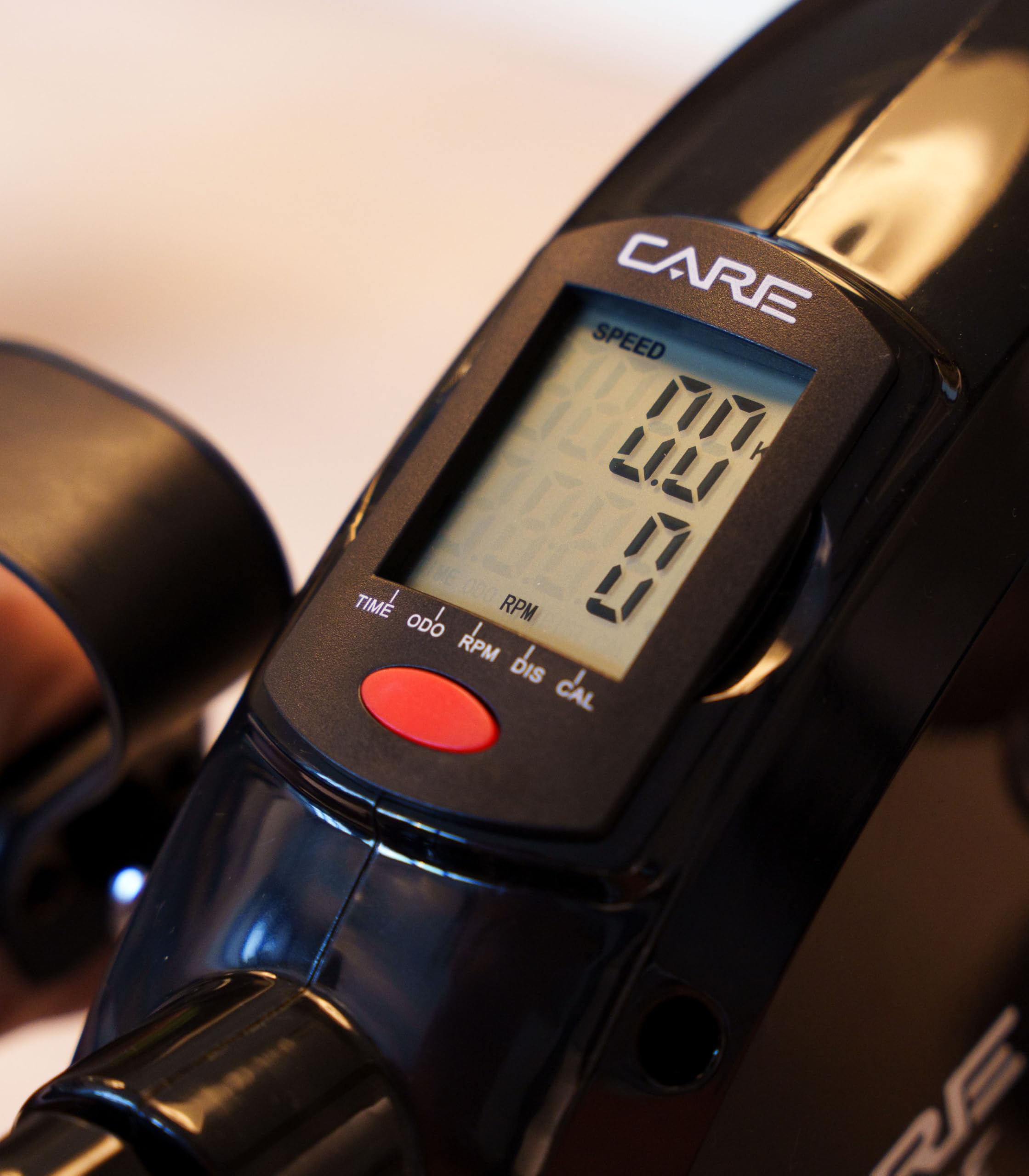 Care Fitness - Mini Pédalier - M Bike - Care - Format Ergonomique - Compact 3,5 Kg - Intensité Réglable - Écran Numérique - Pédales Antidérapantes - Sangles Incluses pour Plus de Stabilité