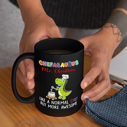 Vista 97 de Taza de café negra personalizada con nombre «A Truly Great Chef Is Hard To Find con nombre», taza de café personalizada para gran chef de 11 onzas