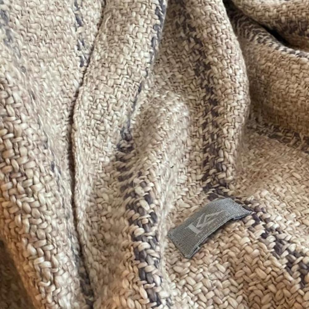 Plaid Manta Sofá con Flecos 100% Algodón Reciclado - 130x170 cm Beige - Manta de Punto Sostenible, Textura Suave y Natural - Cubre Sofá Decorativo Estilo Boho, Lavable (Beige)