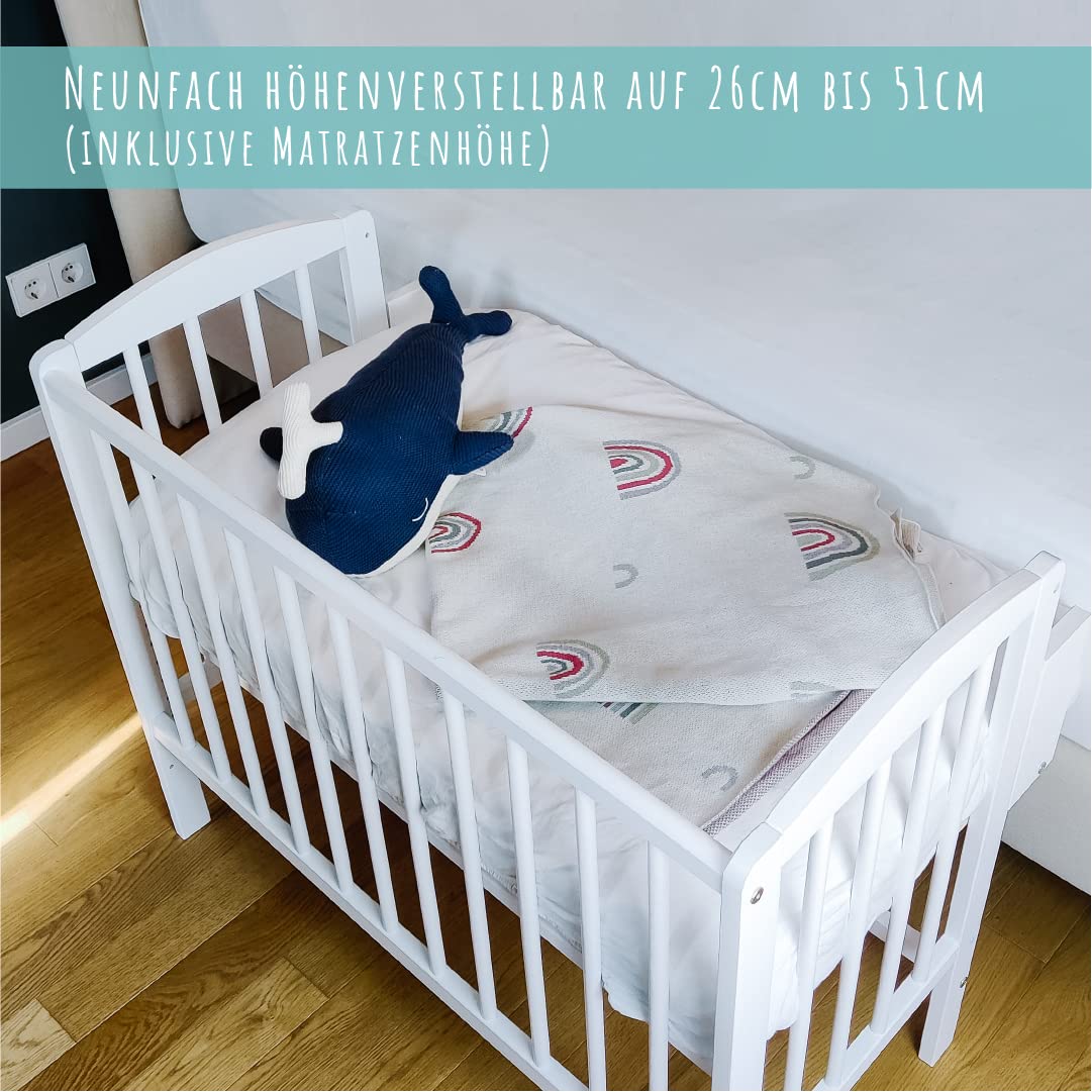 Kids Collective Babybett Beistellbett 90x40 cm mit Matratze, umbaubar zu 90x55 cm, 9 mal verstellbare Liegehöhe, auch als Babywippe nutzbar, Kiefer-Vollholz in weiß