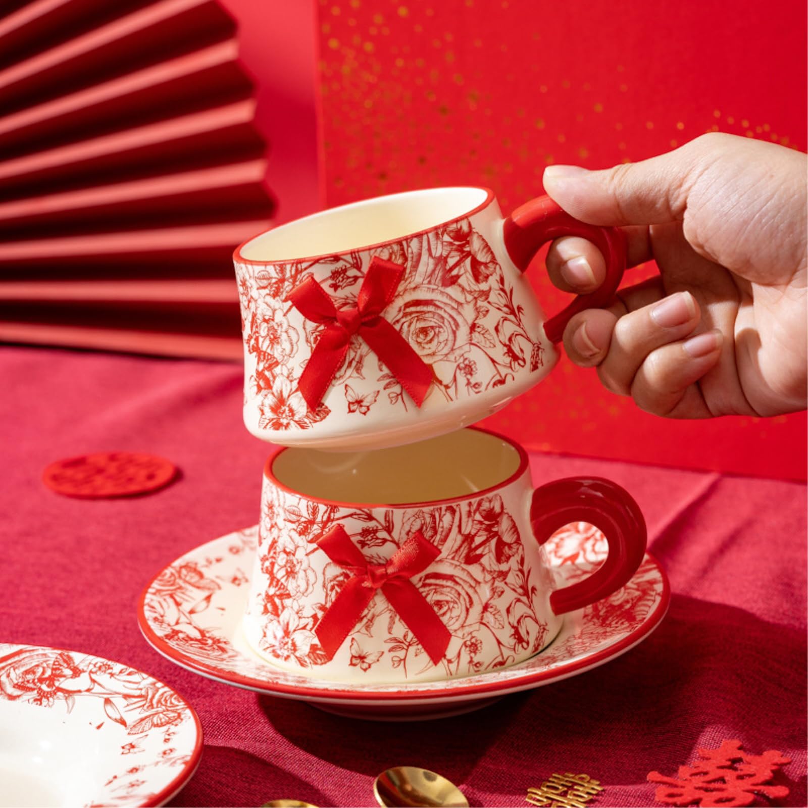 Ceramiczny zestaw filiżanek do kawy i spodków, 255 ml, czerwony kwiatowy wzór róży, chiński styl ślubny, 2 filiżanki ze spodkami i złotymi łyżkami