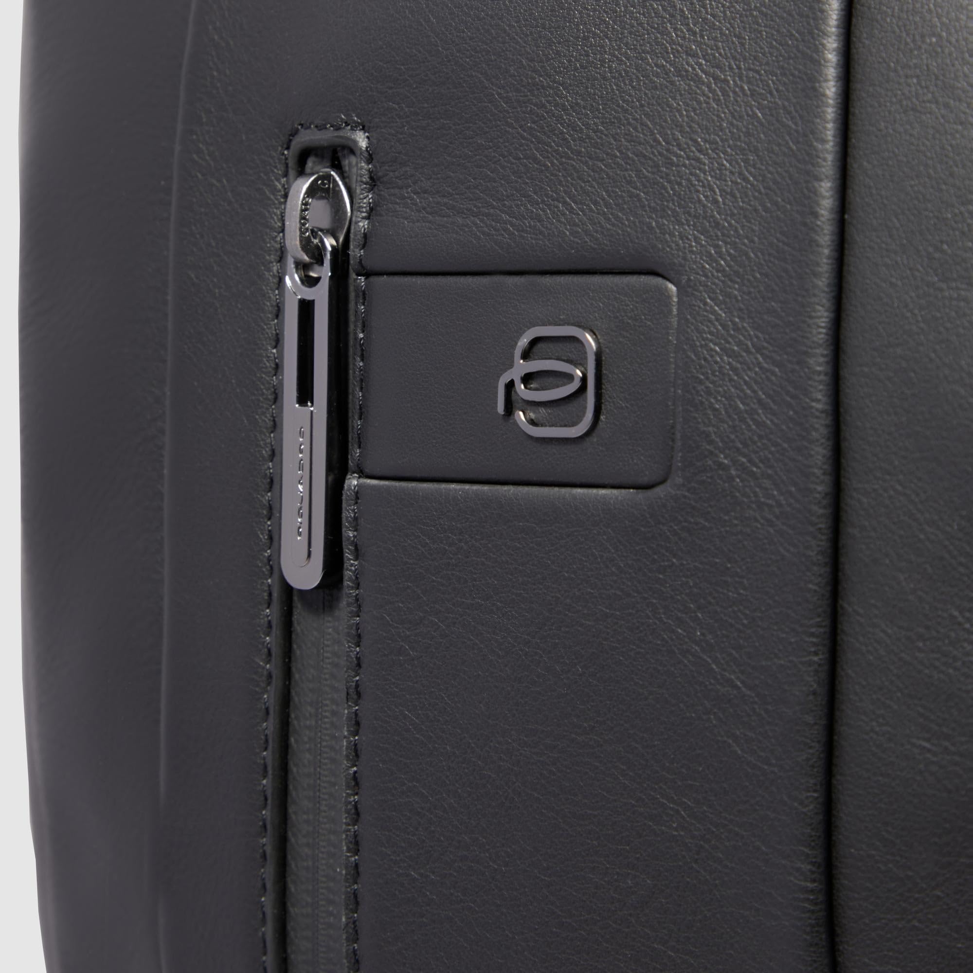 PIQUADRO - Zaino Porta PC 15,6" Espandibile in Pelle - Uomo - Nero | Aggancio per Trolley, Volume extra, Spallacci imbottiti, Vani organizzati, Ufficio, Uso quotidiano