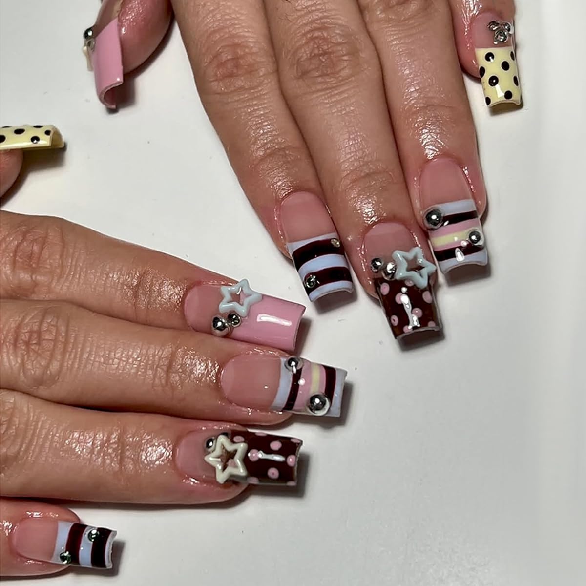 Uñas postizas cuadradas largas con estrellas 3D, 24 piezas | Lindas uñas artificiales Y2K de color rosa y marrón con lunares, uñas postizas para mujeres y niñas, fiestas de fin de semana