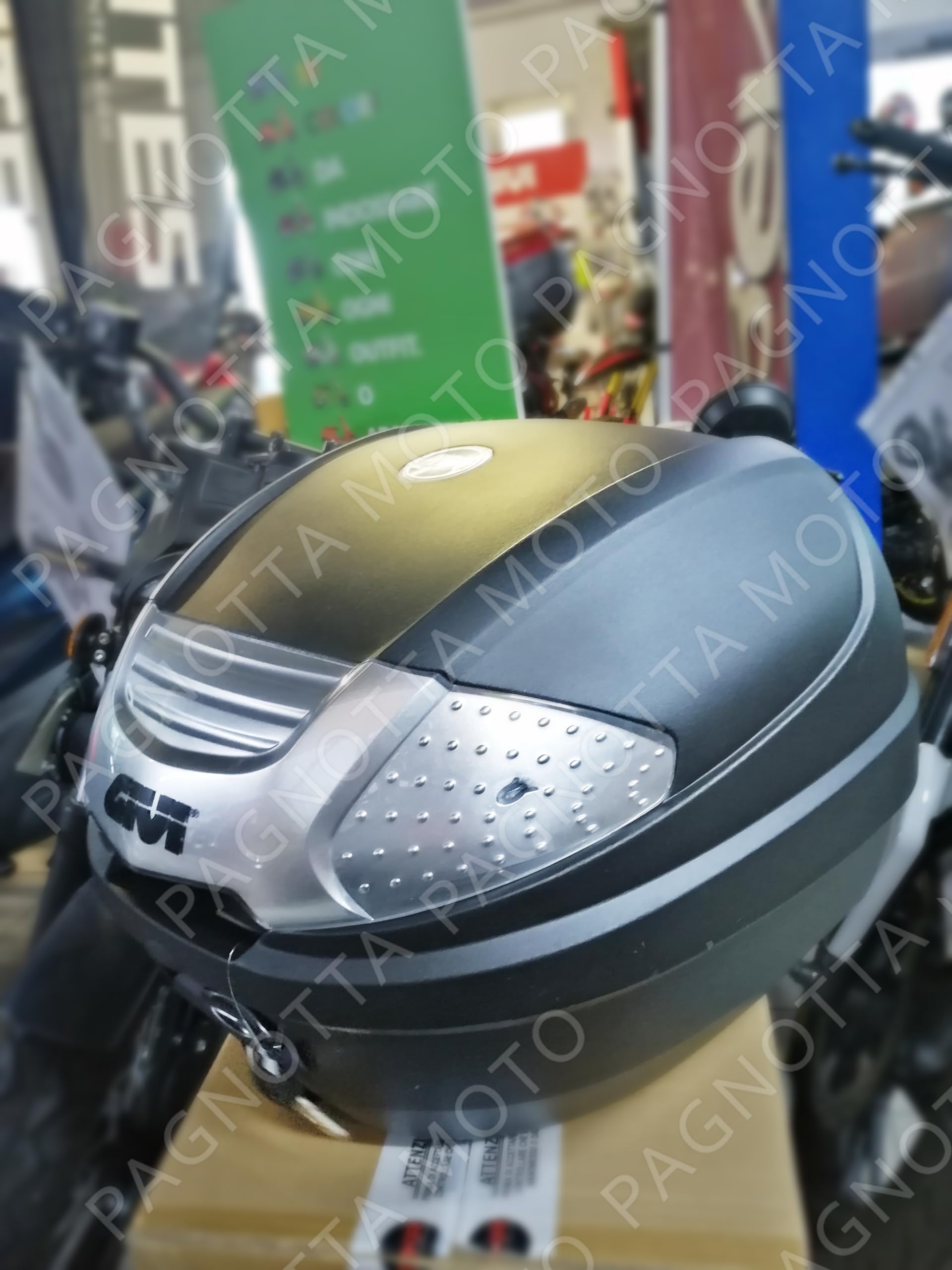 GIVI Bauletto 30lt Baule goffrato Nero con catadiottri fumé, piastra e kit universale, chiusura Micro 2 (Nero Tech)