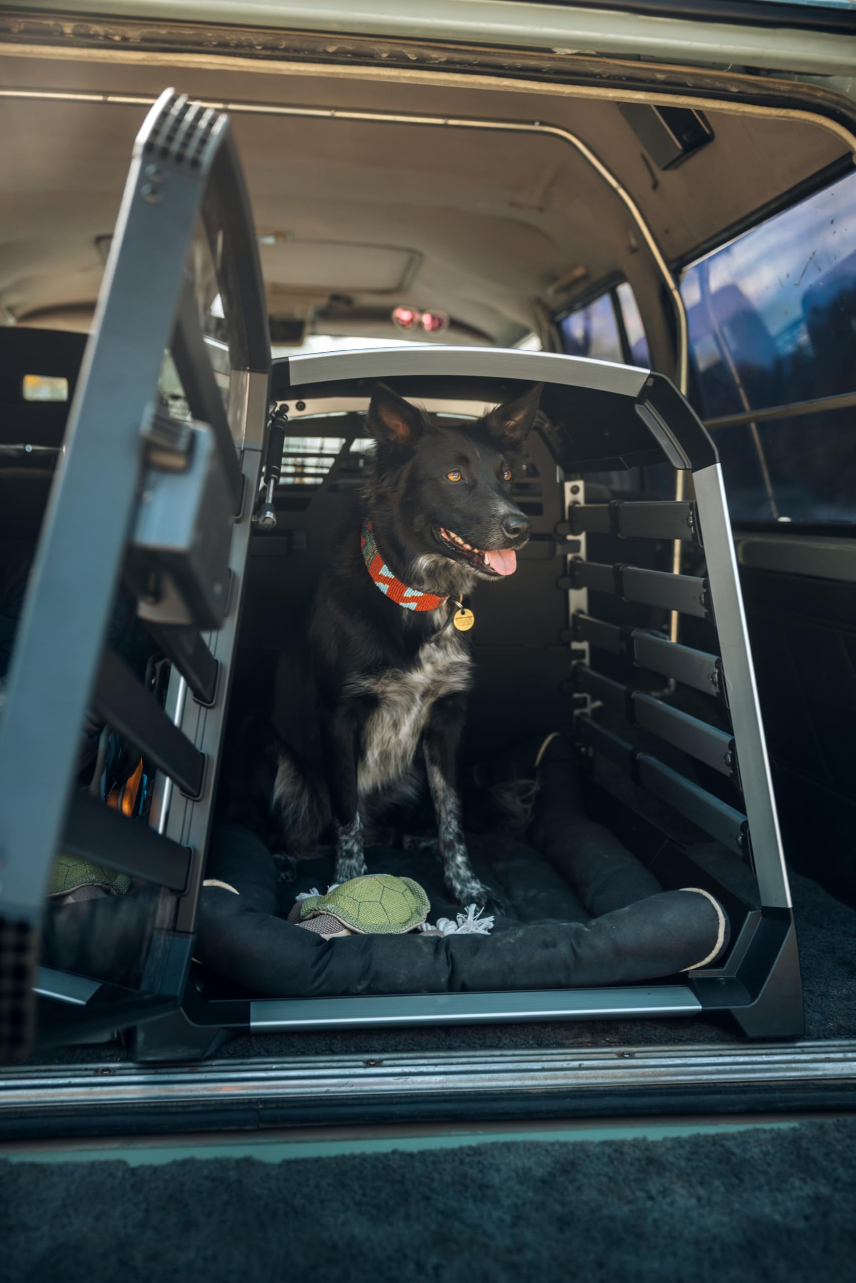 Thule Allax Threshold Compatible Dog Crate for Vehicle Travel - Size M - Fits Vehicles with Trunk Threshold - High-Strength Construction - Adjustable for Dog and Vehicle fit