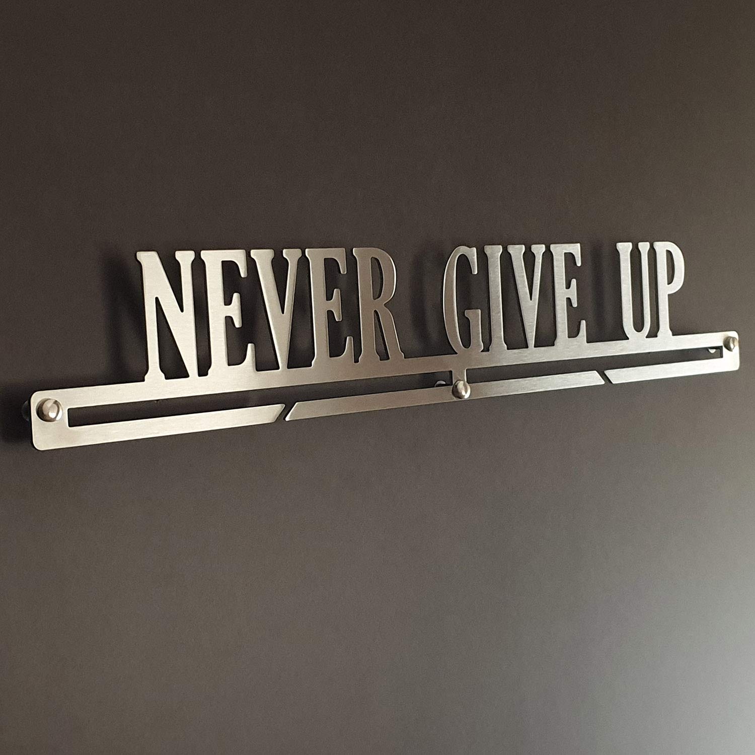 MEDALdisplay Never GIVE UP - Medaillen Aufhänger - Wandhalterung für Sportmedaillen Running, Marathon - Medaillenhalter - Sport Medal Hanger - Gebürsteter Edelstahl - 100% Made in Italy