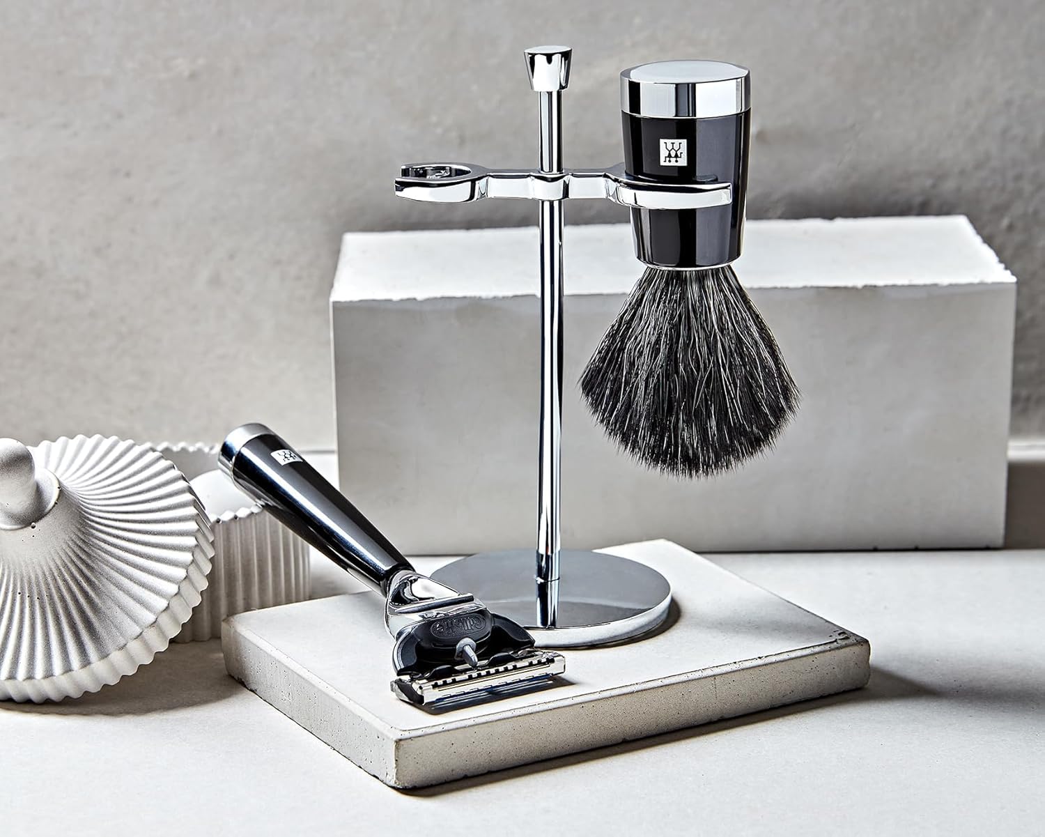 ZWILLING Set di rasoi con rasoio (3 pezzi con pennello da barba e supporto, adatto alle lame Gilette Fusion, set regalo), nero