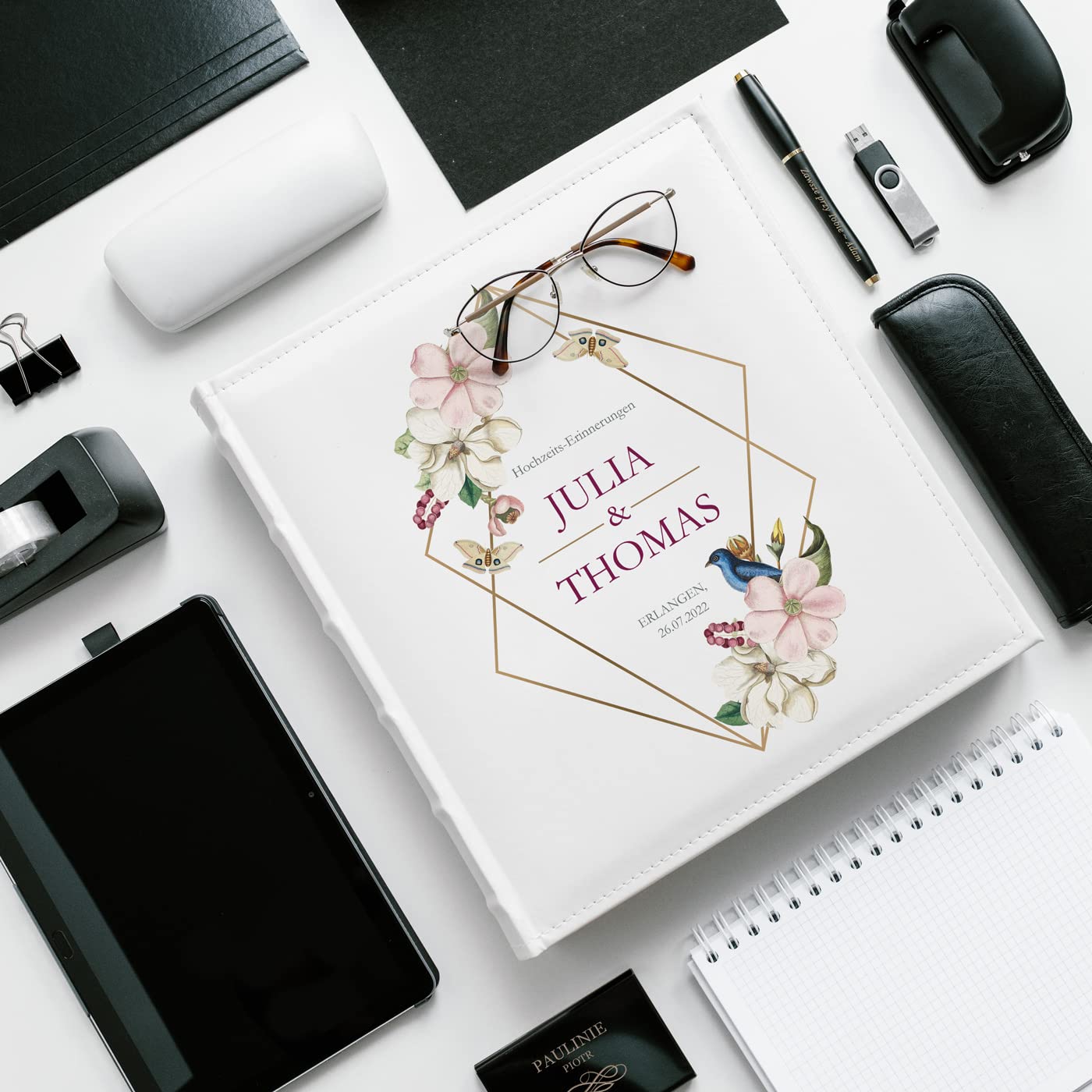 Maverton Fotoalbum zum Selbstgestalten mit Aufdruck - für 240 Fotos 10x15-60 schwarze Seiten - Größe 33x30cm - Weihnachtsgeschenke - Weiß - personalisierte Geschenke zum Hochzeitstag zur Hochzeit