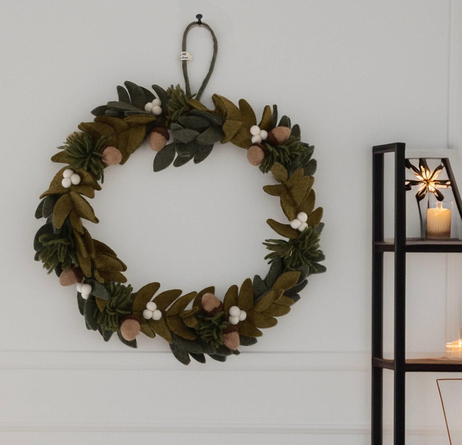 Gry & Sif Fatto a mano e certificato equo e solidale | Elegante design danese X artigiani nepalesi | Corona con bacche bianche e ghiande