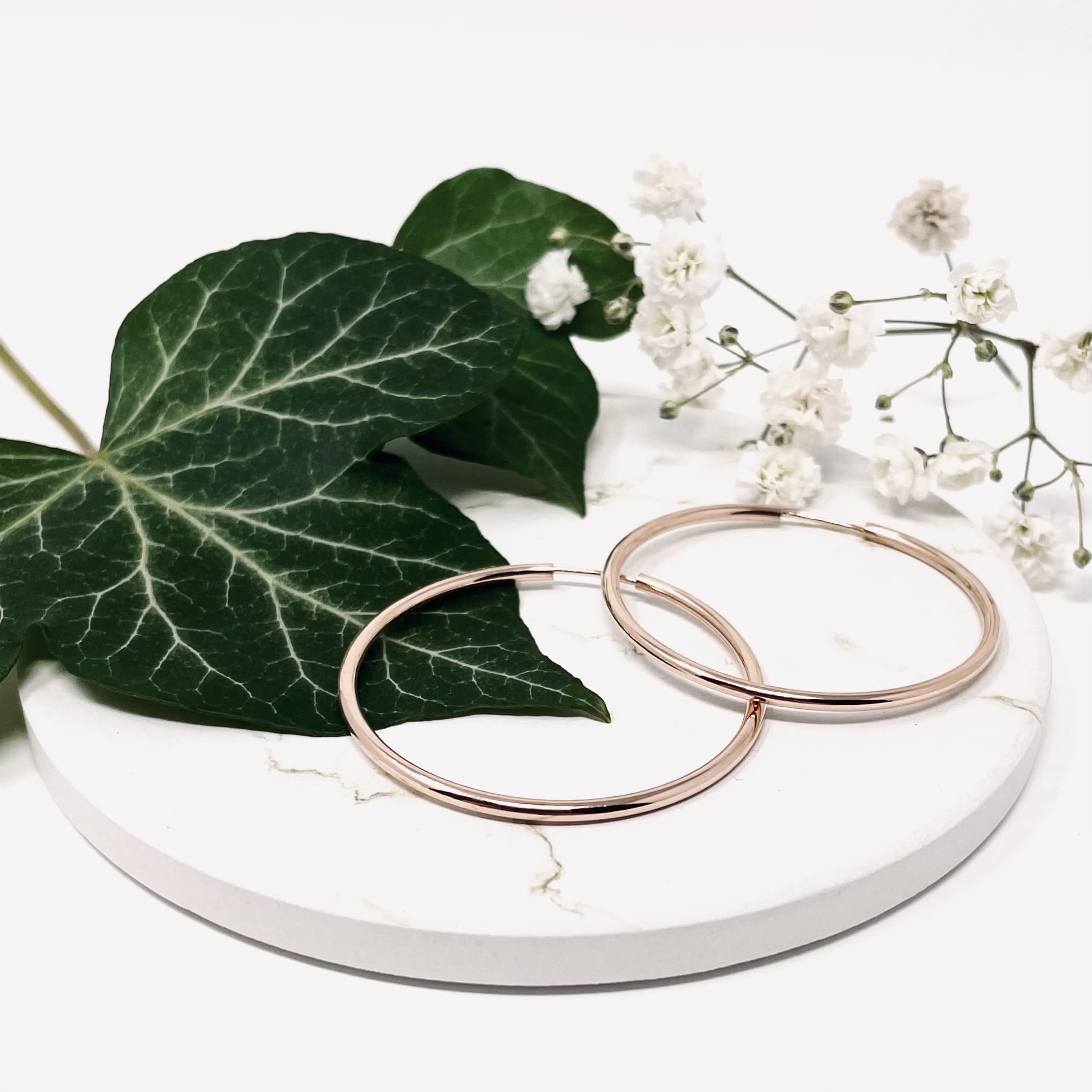 Mary & Jules Ohrringe Rosegold aus 925 Sterling Silber, vergoldet, schlichte, feine Creolen Rosegold, aus recyceltem Silber, Hoop Ohrring für Frauen und Mädchen, goldene Ohrringe Damen
