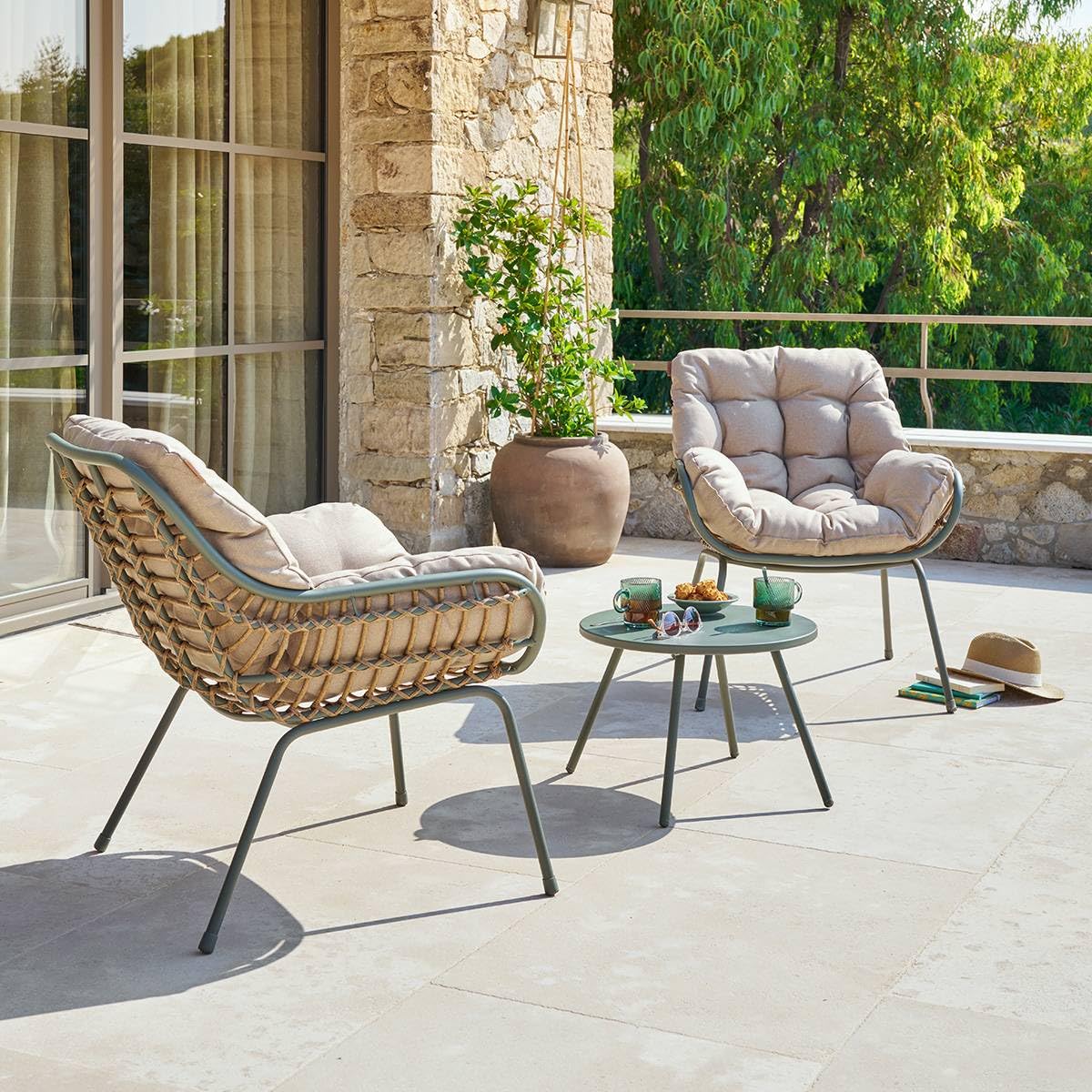 Hespéride - Set da Giardino Paopao a 3 Pezzi - Alloro, Resina Intrecciata, Acciaio Inossidabile, Cuscini Inclusi - per Balcone, Terrazzo, Piccoli Spazi