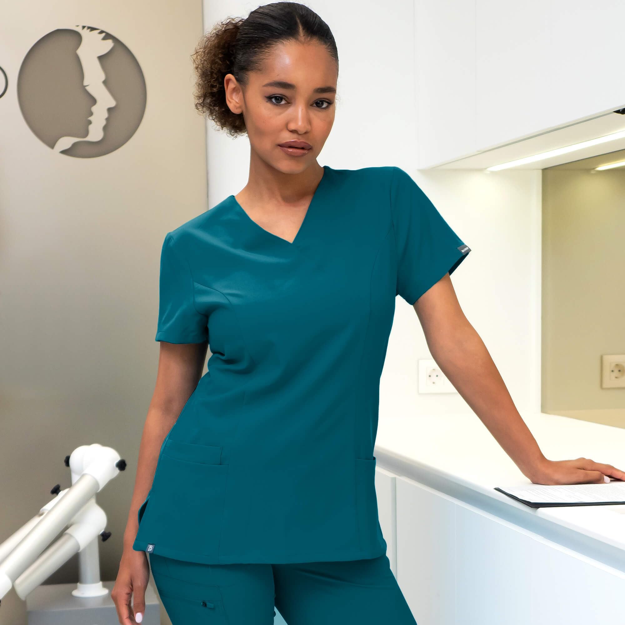 Stenso Nobby Kasacks Damen Pflege - Tailliert, Stretch, V-Ausschnitt, Kurzarm Kasack Mit Seitenschlitzen Und DREI Taschen - Elastisches Material Kasaks Altenpflege Damen