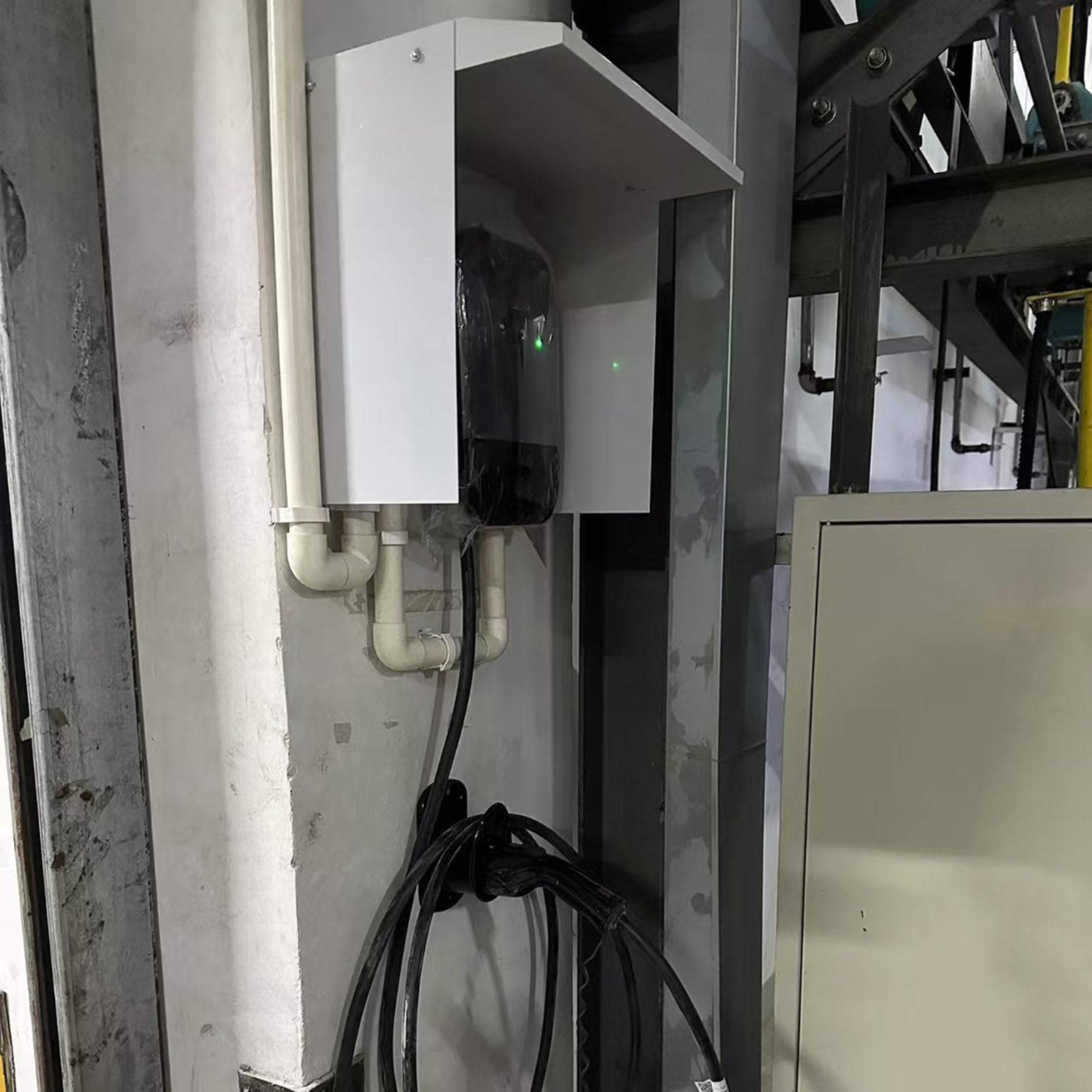 Uniwersalna stacja ładująca do pojazdów elektrycznych, osłona dachowa, osłona ochronna do gniazda ładowarki EV, metalowy klosz kontroli dostępu dla większego bezpieczeństwa i trwałości
