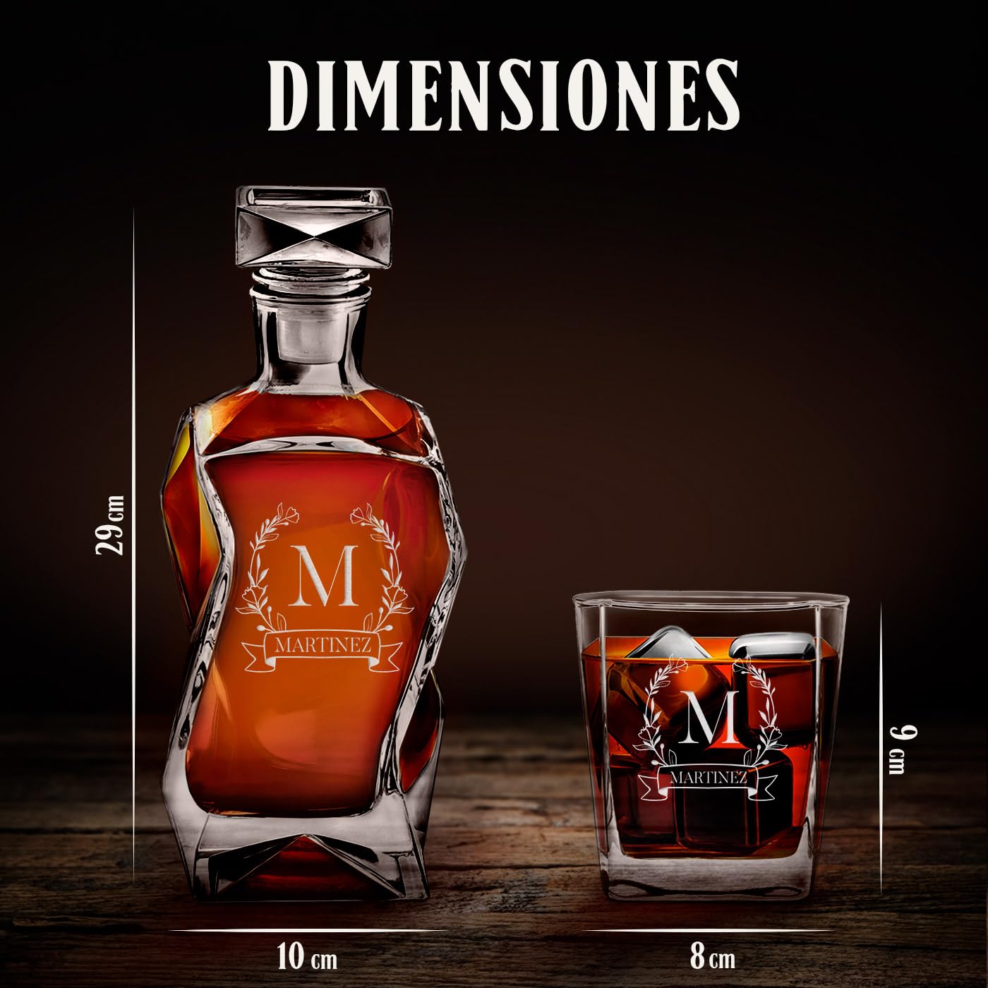 Maverton Jarra de Whisky Personalizada 700ml con 6 Vasos 250ml - Regalo Mujer - Regalo Cumpleaños Mujer - Set de Cristal con Tapa para Licores Vino Brandy - Apellido