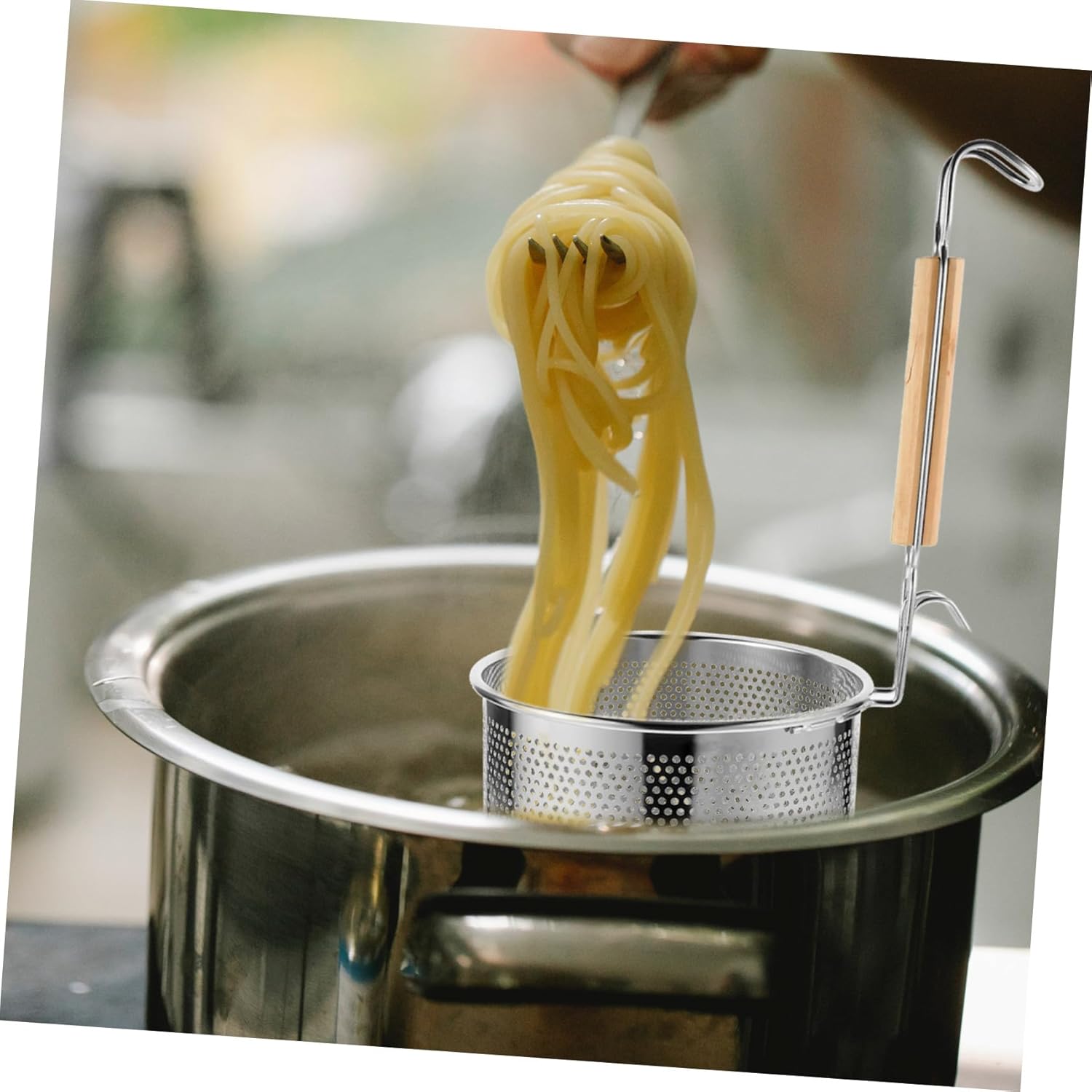 Alipis 1pc Stainless Steel Strainer Spoon Wood Handle Noodle Filter for Cooking Frying Serving Kitchen Utensil for Pasta Dumplings and Fried Foods Random Style