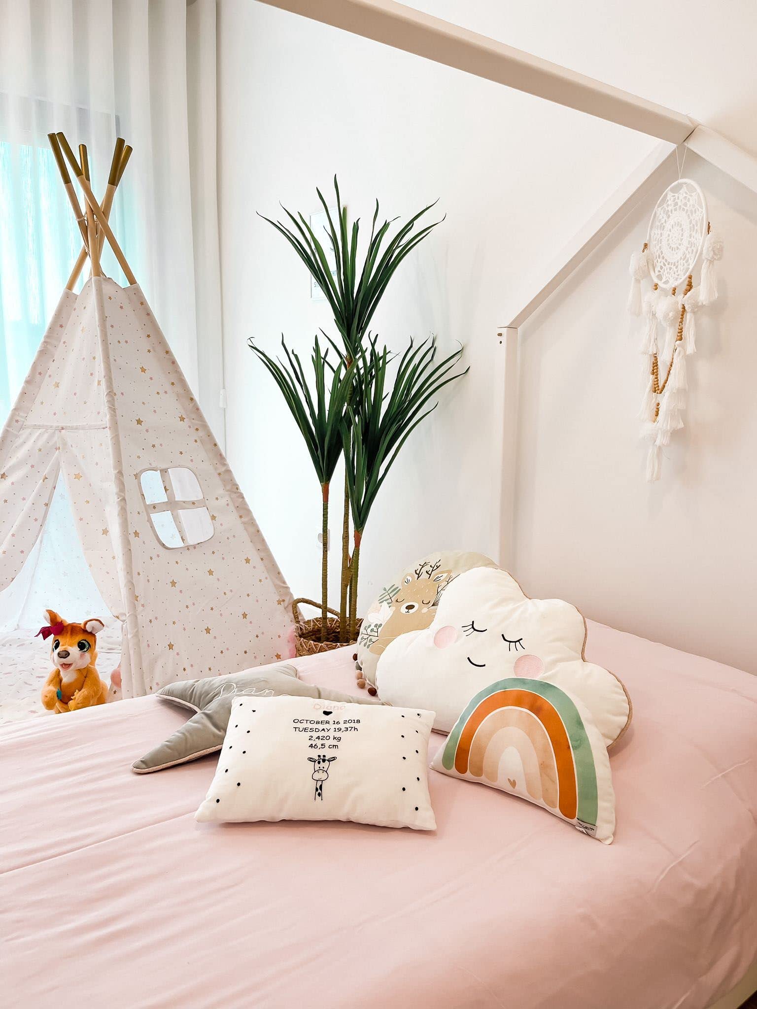 Beliani Dekorative Kunstpflanze in Drachenbaum-Form mit Topf 147 cm grün Dracaena Anita